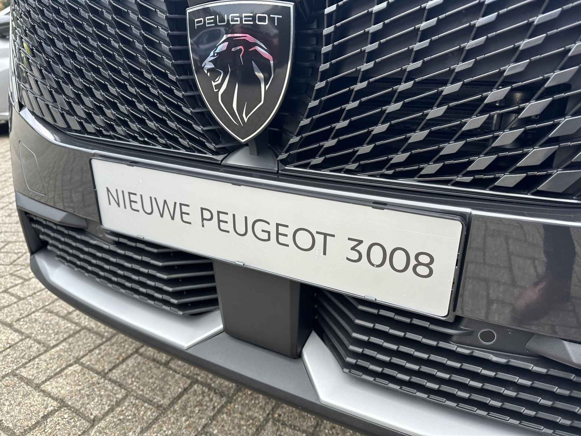 Peugeot 3008 1.2 Hybrid 136 Allure | Nieuwste Model 3008 | Automaat | Panorama Navigatie | AGR Stoel + Stoelverwarming | Draadloze Telefoonlader | Keyless Entry | Climate Control | LED Verlichting | 19 Inch Lichtmetalen Velgen | Camera | Half Lederen bekleding | - 45/58