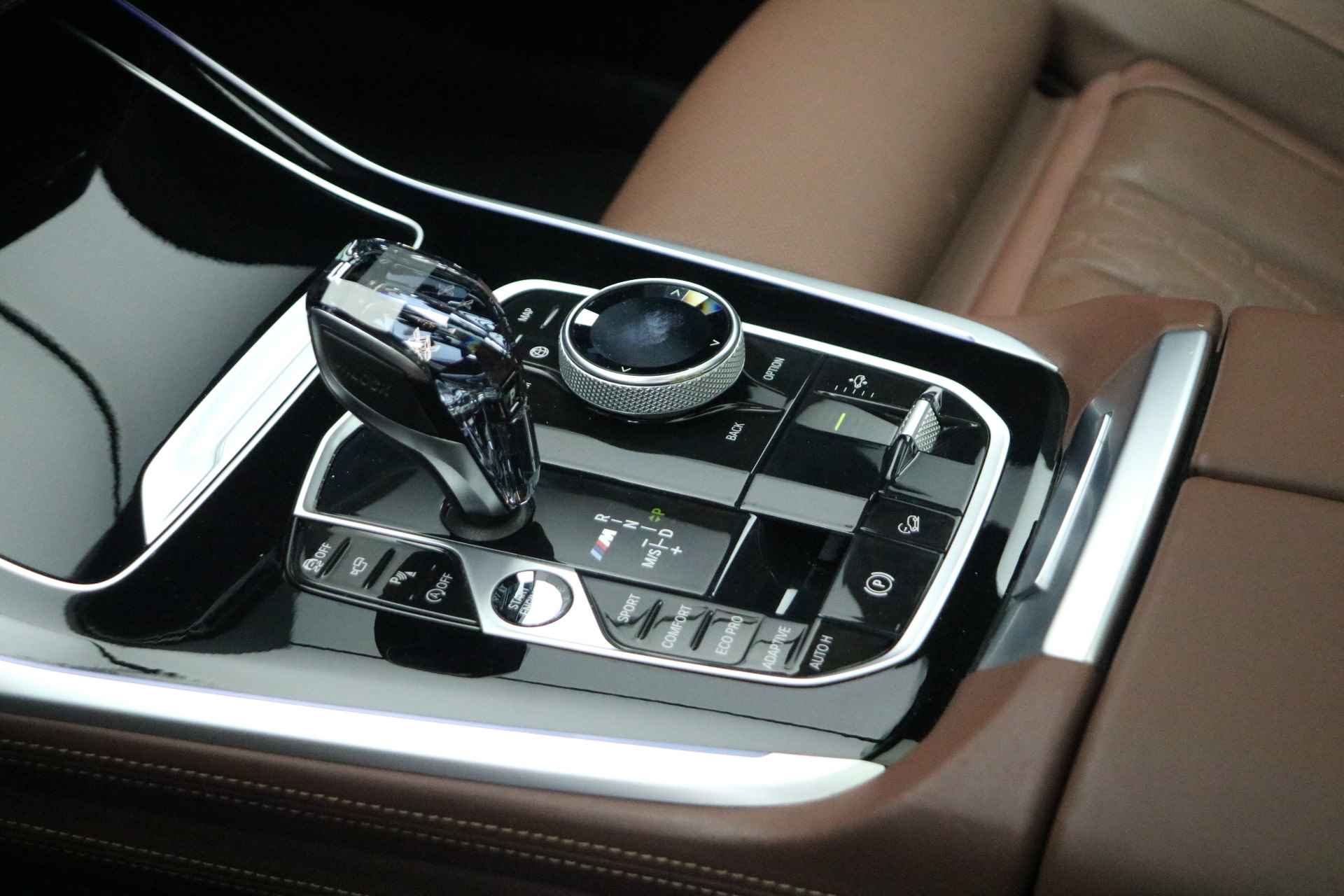 BMW X7 M50d High Executive Automaat / Panoramadak Sky Lounge / Trekhaak / Laserlicht / Active Steering / Stoelventilatie / Driving Assistant Professional / Soft Close / Harman Kardon - 11/30