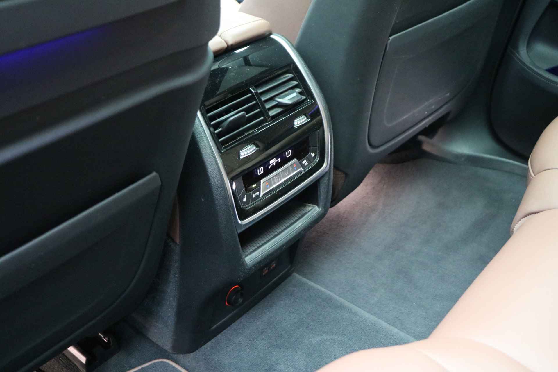 BMW X7 M50d High Executive Automaat / Panoramadak Sky Lounge / Trekhaak / Laserlicht / Active Steering / Stoelventilatie / Driving Assistant Professional / Soft Close / Harman Kardon - 27/30