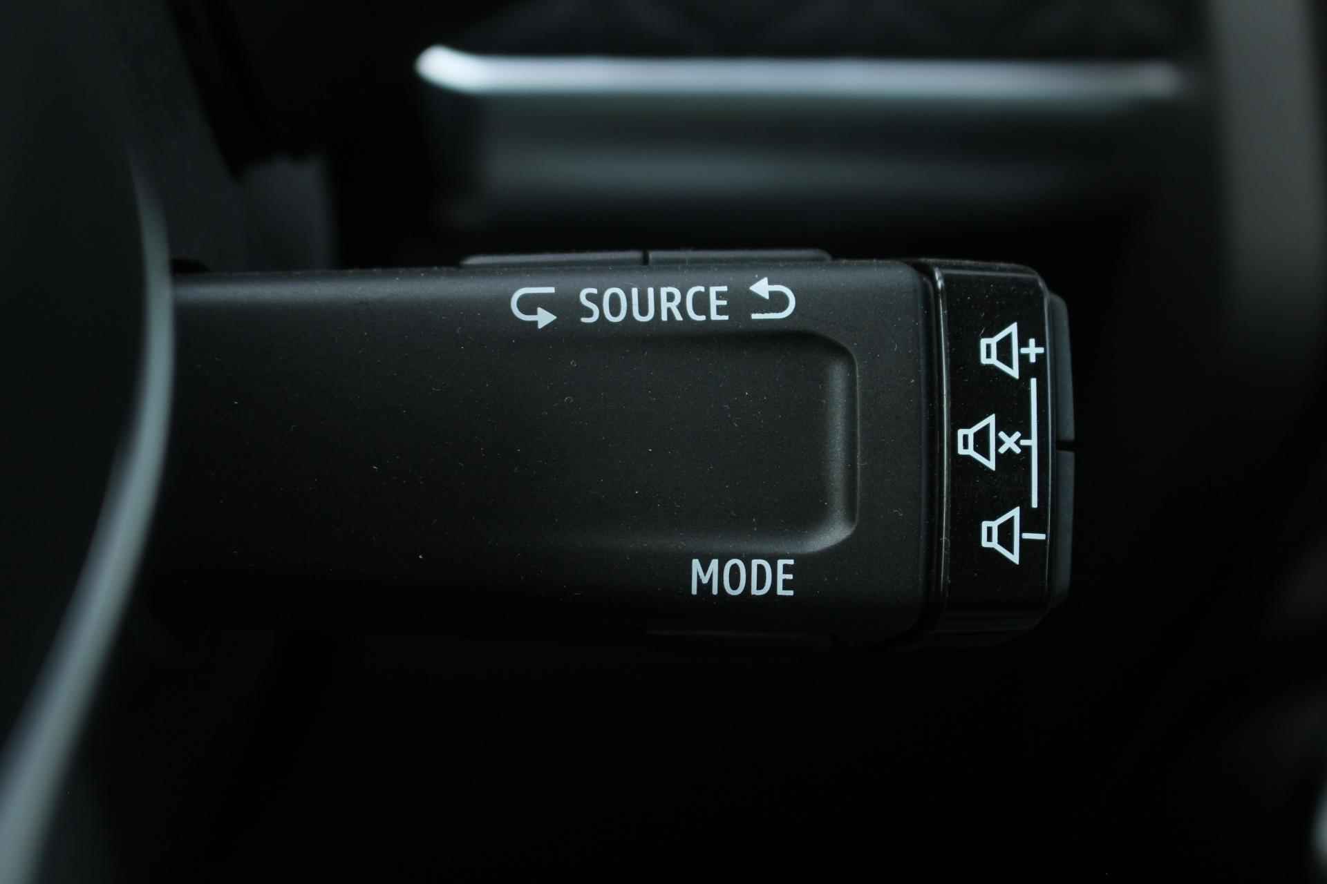 Renault ZOE R135 Iconic 52 kWh | Navigatie | Apple & Android Carplay | Parkeersensoren & Camera | Stoelverwarming & Stuurverwarming | Climate Control | Subsidie Mogelijk !! | - 24/38