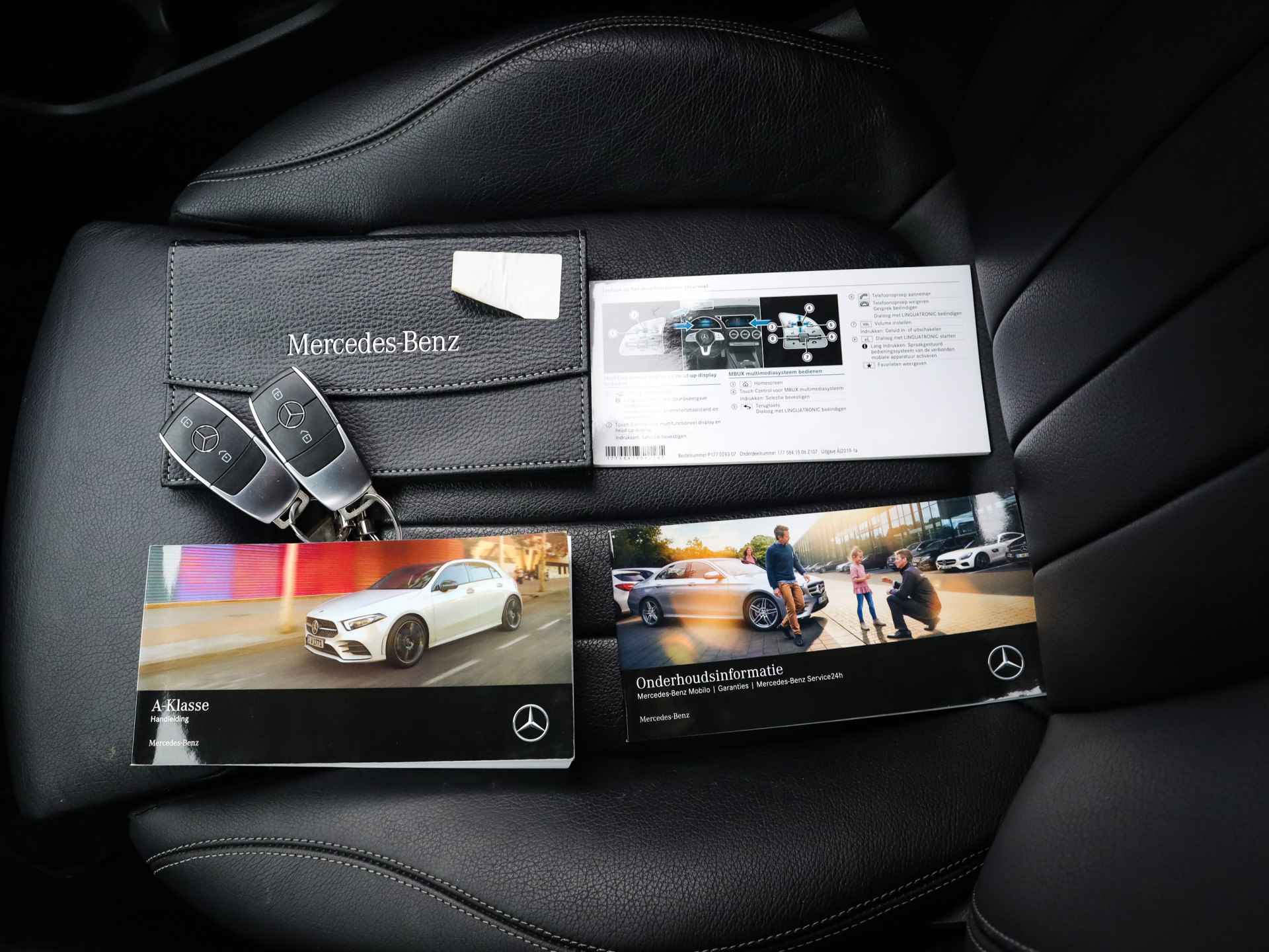 Mercedes-Benz A-Klasse 250 4MATIC Premium Plus (225PK) 2e-Eig, MERCEDES-Dealer-Onderh, 12-Mnd-BOVAG, NL-Auto, Navigatie, Panoramaschuifdak, Ambient-Lighting, Parkeersensoren-V+A, LM.-Velgen, Leer, Elektrische-Stoelen, Stoelverwarming, Full-Virtual-Cockpit, Privacy-Glas - 6/58