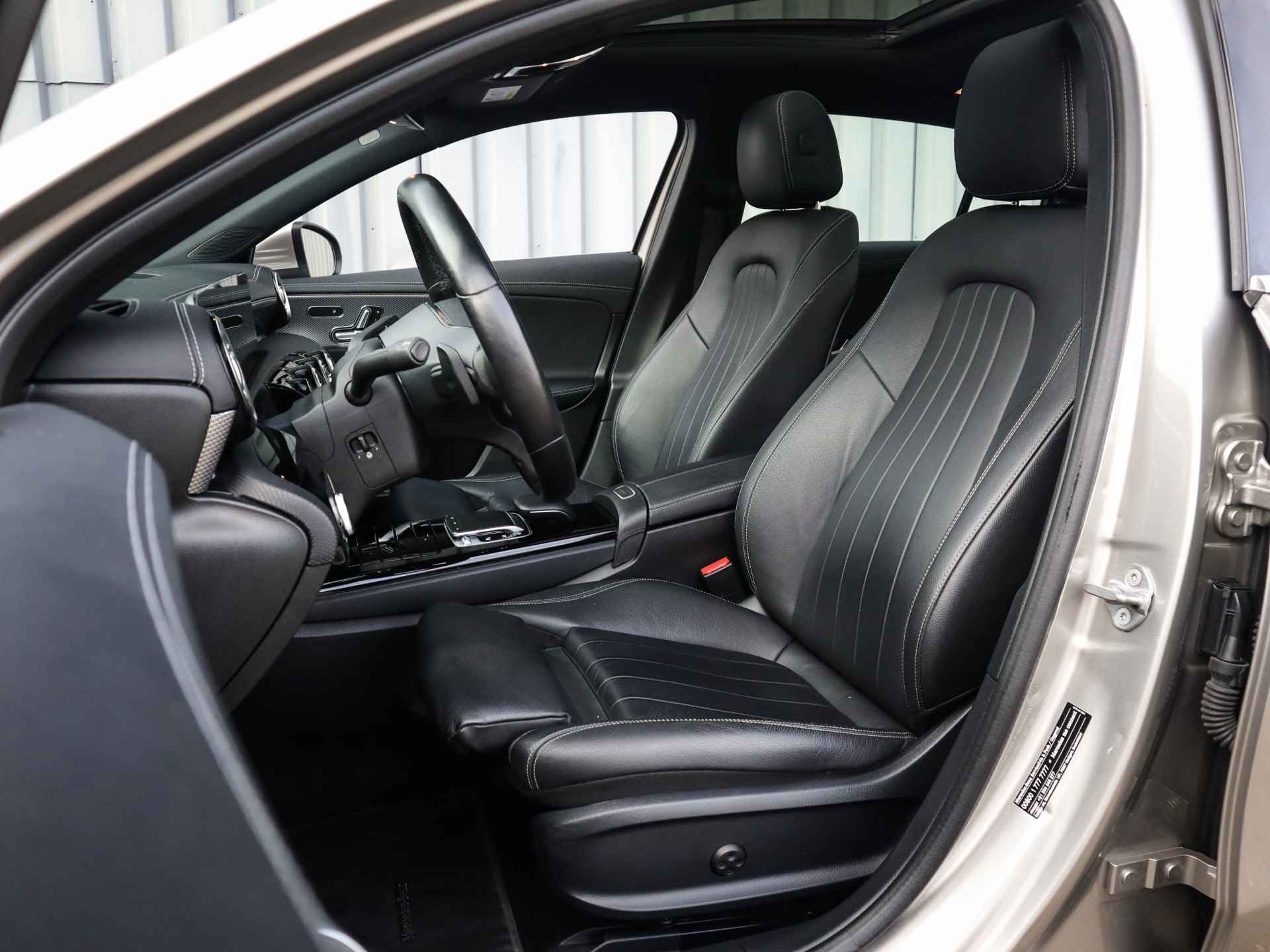 Mercedes-Benz A-Klasse 250 4MATIC Premium Plus (225PK) 2e-Eig, MB-Dealer-Onderh, 12-Mnd-BOVAG, NL-Auto, Navigatie, Panoramaschuifdak, Ambient-Lighting, Parkeersensoren-V+A, LM.-Velgen, Leer, Elektrische-Stoelen, Stoelverwarming, Full-Virtual-Cockpit, Privacy-Glas - 10/58