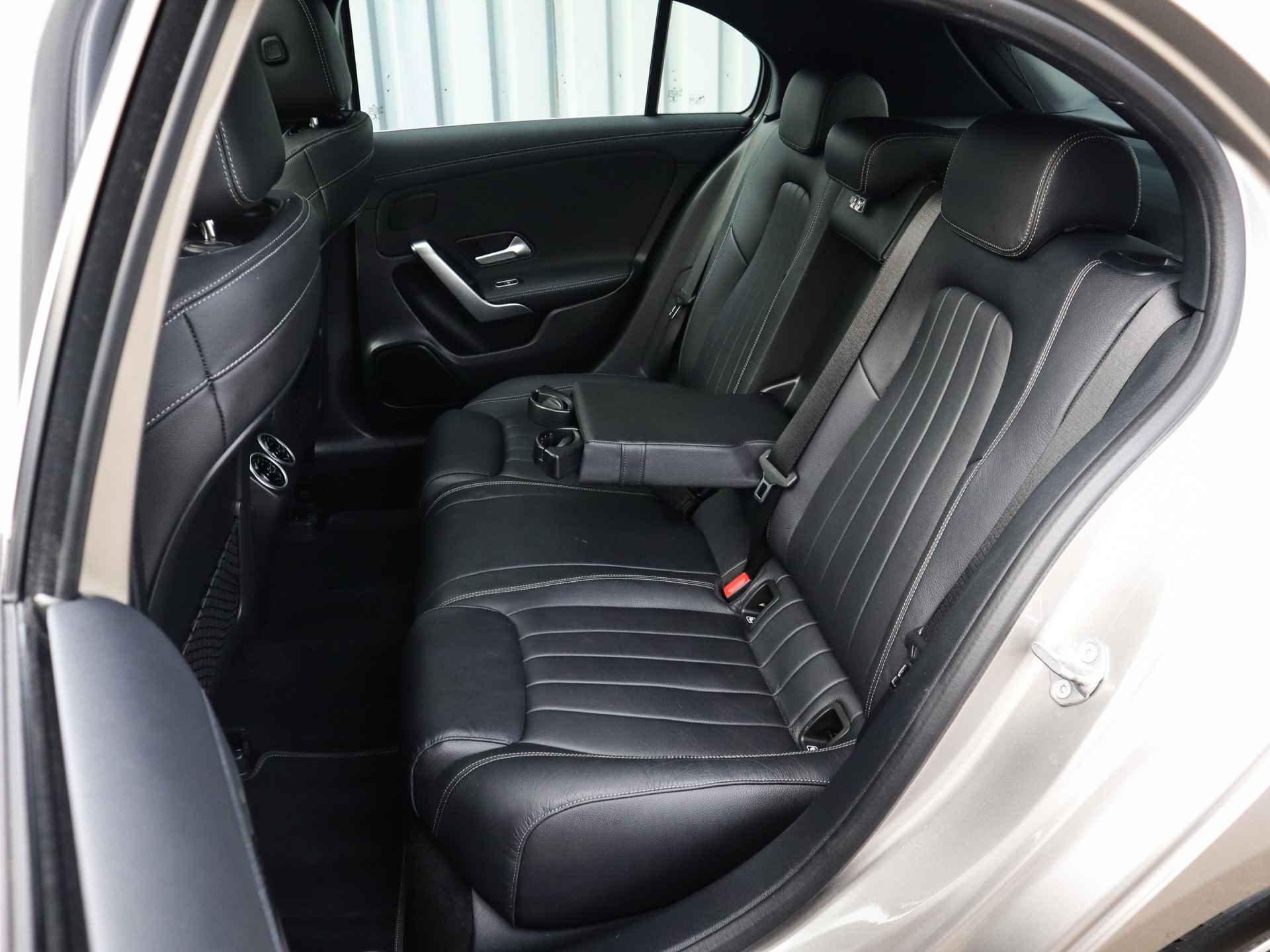 Mercedes-Benz A-Klasse 250 4MATIC Premium Plus (225PK) 2e-Eig, MB-Dealer-Onderh, 12-Mnd-BOVAG, NL-Auto, Navigatie, Panoramaschuifdak, Ambient-Lighting, Parkeersensoren-V+A, LM.-Velgen, Leer, Elektrische-Stoelen, Stoelverwarming, Full-Virtual-Cockpit, Privacy-Glas - 11/58