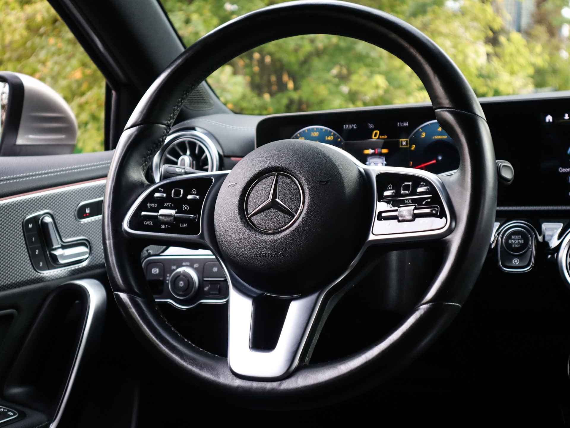 Mercedes-Benz A-Klasse 250 4MATIC Premium Plus (225PK) 2e-Eig, MB-Dealer-Onderh, 12-Mnd-BOVAG, NL-Auto, Navigatie, Panoramaschuifdak, Ambient-Lighting, Parkeersensoren-V+A, LM.-Velgen, Leer, Elektrische-Stoelen, Stoelverwarming, Full-Virtual-Cockpit, Privacy-Glas - 12/58