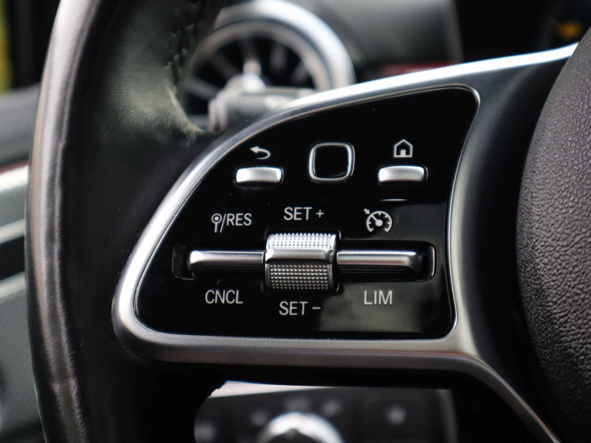 Mercedes-Benz A-Klasse 250 4MATIC Premium Plus (225PK) 2e-Eig, MB-Dealer-Onderh, 12-Mnd-BOVAG, NL-Auto, Navigatie, Panoramaschuifdak, Ambient-Lighting, Parkeersensoren-V+A, LM.-Velgen, Leer, Elektrische-Stoelen, Stoelverwarming, Full-Virtual-Cockpit, Privacy-Glas - 14/58
