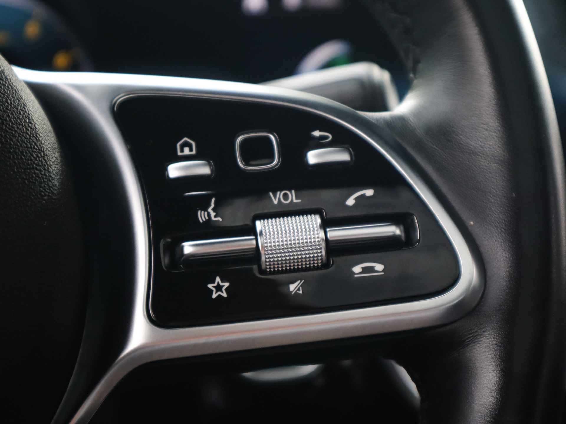 Mercedes-Benz A-Klasse 250 4MATIC Premium Plus (225PK) 2e-Eig, MB-Dealer-Onderh, 12-Mnd-BOVAG, NL-Auto, Navigatie, Panoramaschuifdak, Ambient-Lighting, Parkeersensoren-V+A, LM.-Velgen, Leer, Elektrische-Stoelen, Stoelverwarming, Full-Virtual-Cockpit, Privacy-Glas - 15/58