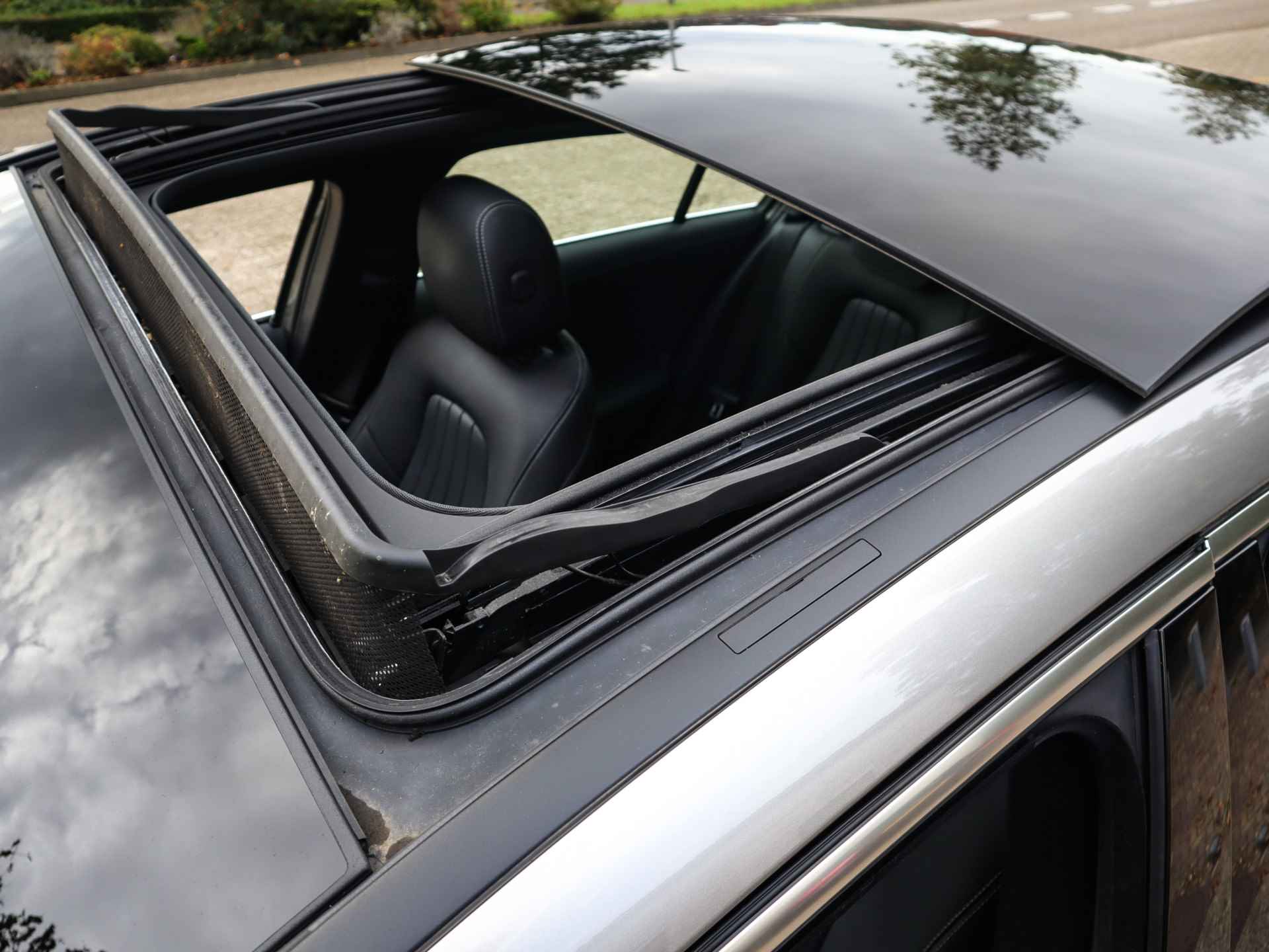 Mercedes-Benz A-Klasse 250 4MATIC Premium Plus (225PK) 2e-Eig, MB-Dealer-Onderh, 12-Mnd-BOVAG, NL-Auto, Navigatie, Panoramaschuifdak, Ambient-Lighting, Parkeersensoren-V+A, LM.-Velgen, Leer, Elektrische-Stoelen, Stoelverwarming, Full-Virtual-Cockpit, Privacy-Glas - 21/58