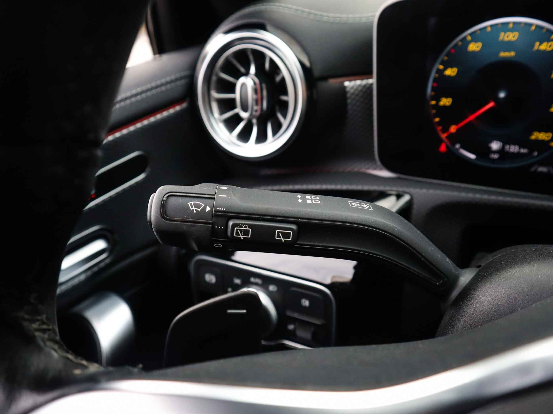 Mercedes-Benz A-Klasse 250 4MATIC Premium Plus (225PK) 2e-Eig, MB-Dealer-Onderh, 12-Mnd-BOVAG, NL-Auto, Navigatie, Panoramaschuifdak, Ambient-Lighting, Parkeersensoren-V+A, LM.-Velgen, Leer, Elektrische-Stoelen, Stoelverwarming, Full-Virtual-Cockpit, Privacy-Glas - 28/58