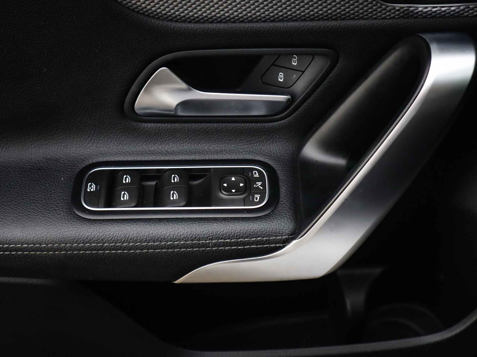 Mercedes-Benz A-Klasse 250 4MATIC Premium Plus (225PK) 2e-Eig, MB-Dealer-Onderh, 12-Mnd-BOVAG, NL-Auto, Navigatie, Panoramaschuifdak, Ambient-Lighting, Parkeersensoren-V+A, LM.-Velgen, Leer, Elektrische-Stoelen, Stoelverwarming, Full-Virtual-Cockpit, Privacy-Glas - 31/58