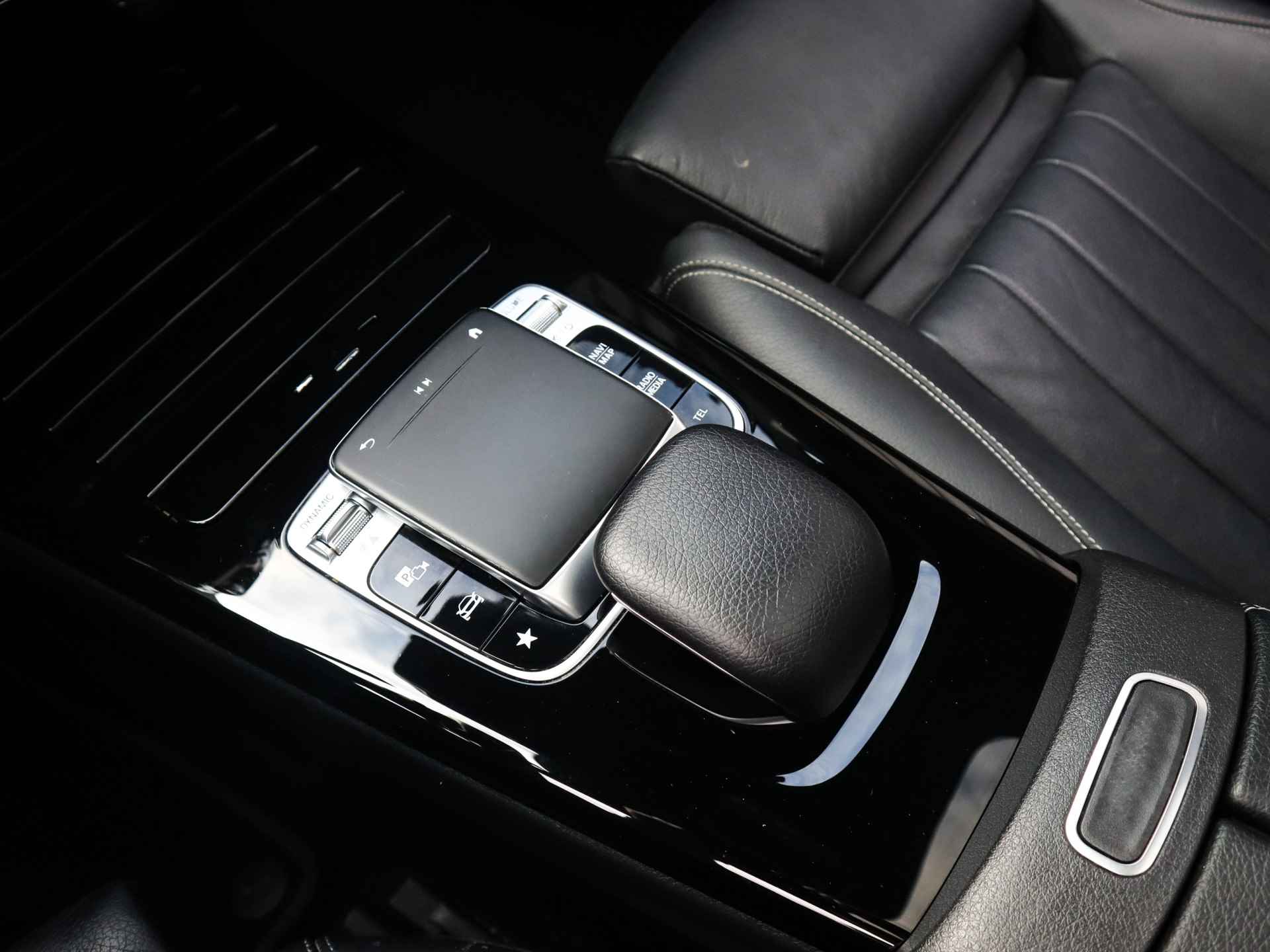 Mercedes-Benz A-Klasse 250 4MATIC Premium Plus (225PK) 2e-Eig, MB-Dealer-Onderh, 12-Mnd-BOVAG, NL-Auto, Navigatie, Panoramaschuifdak, Ambient-Lighting, Parkeersensoren-V+A, LM.-Velgen, Leer, Elektrische-Stoelen, Stoelverwarming, Full-Virtual-Cockpit, Privacy-Glas - 32/58