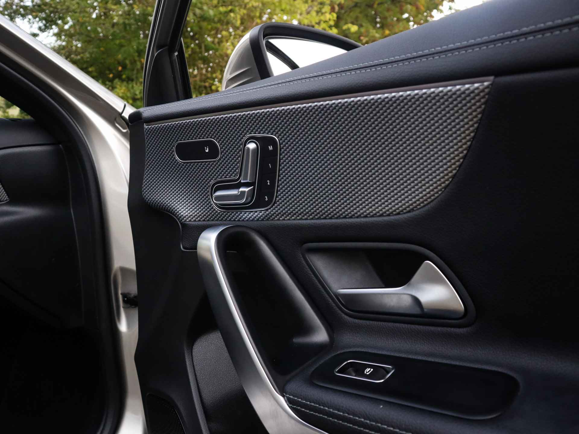 Mercedes-Benz A-Klasse 250 4MATIC Premium Plus (225PK) 2e-Eig, MERCEDES-Dealer-Onderh, 12-Mnd-BOVAG, NL-Auto, Navigatie, Panoramaschuifdak, Ambient-Lighting, Parkeersensoren-V+A, LM.-Velgen, Leer, Elektrische-Stoelen, Stoelverwarming, Full-Virtual-Cockpit, Privacy-Glas - 34/58