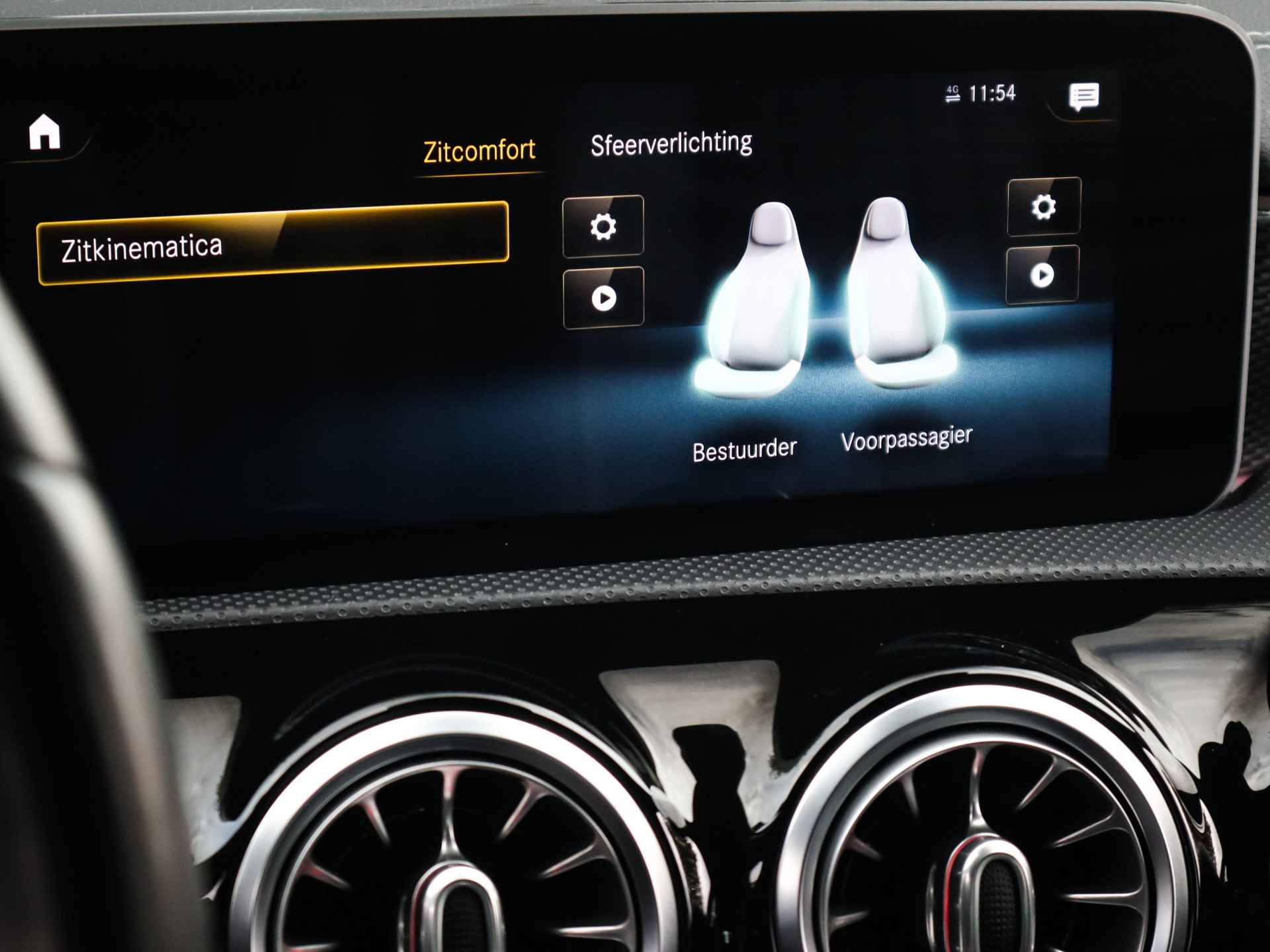 Mercedes-Benz A-Klasse 250 4MATIC Premium Plus (225PK) 2e-Eig, MERCEDES-Dealer-Onderh, 12-Mnd-BOVAG, NL-Auto, Navigatie, Panoramaschuifdak, Ambient-Lighting, Parkeersensoren-V+A, LM.-Velgen, Leer, Elektrische-Stoelen, Stoelverwarming, Full-Virtual-Cockpit, Privacy-Glas - 37/58