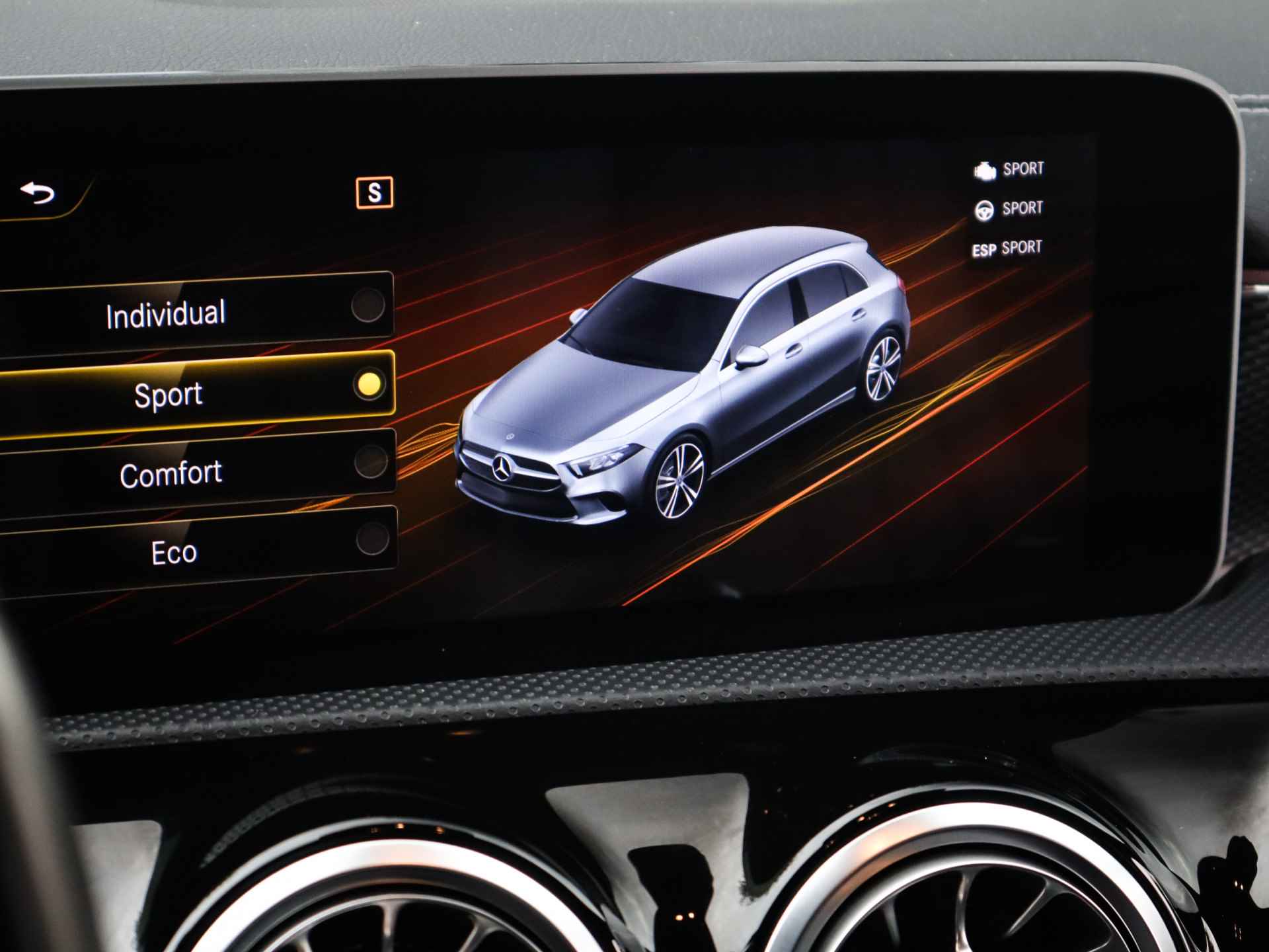 Mercedes-Benz A-Klasse 250 4MATIC Premium Plus (225PK) 2e-Eig, MERCEDES-Dealer-Onderh, 12-Mnd-BOVAG, NL-Auto, Navigatie, Panoramaschuifdak, Ambient-Lighting, Parkeersensoren-V+A, LM.-Velgen, Leer, Elektrische-Stoelen, Stoelverwarming, Full-Virtual-Cockpit, Privacy-Glas - 40/58