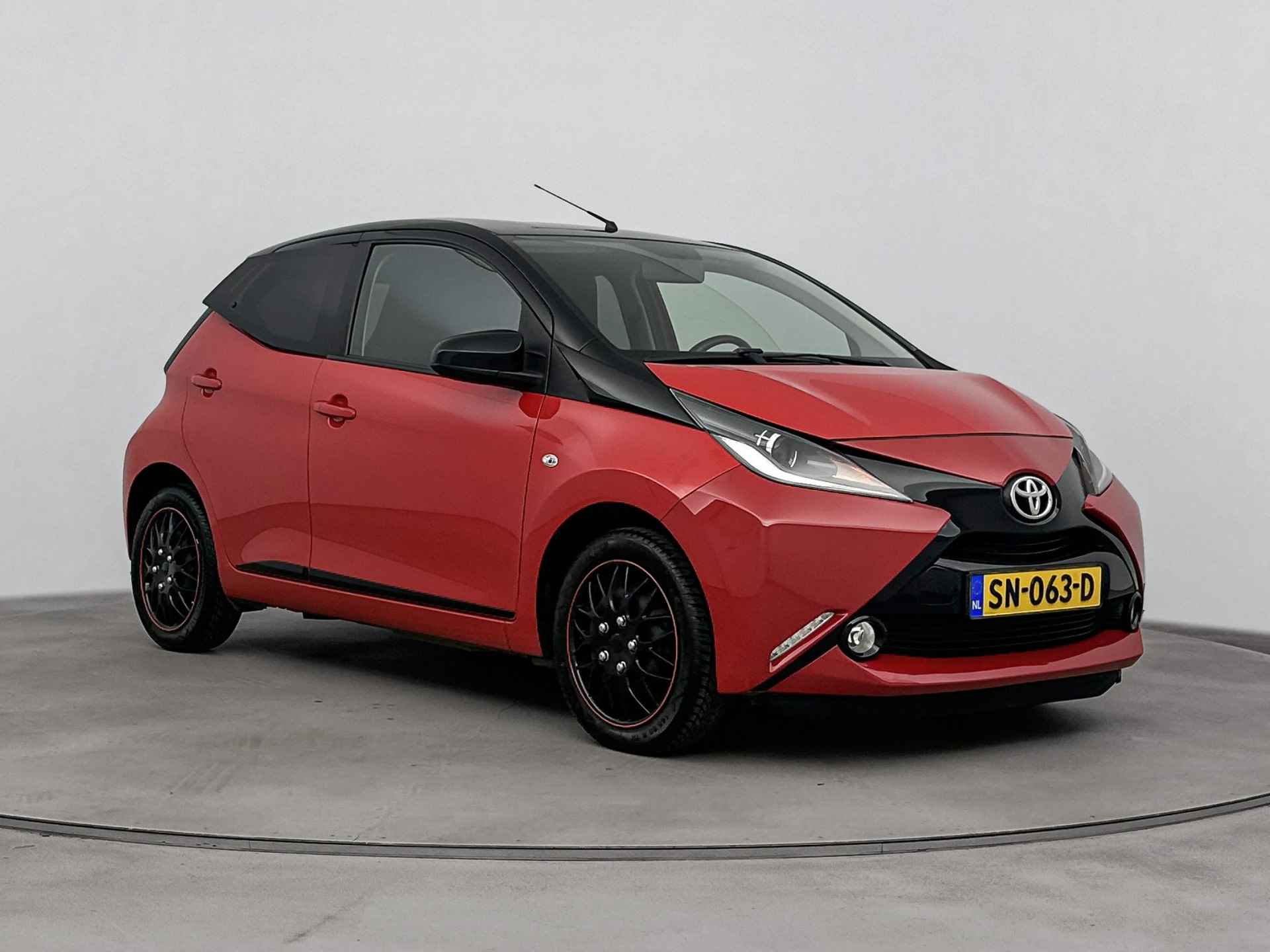 Toyota Aygo 1.0 VVT-i x-cite | Trekhaak (fietsendragerbeugel) | Airco | Achteruitrijcamera | - 27/39