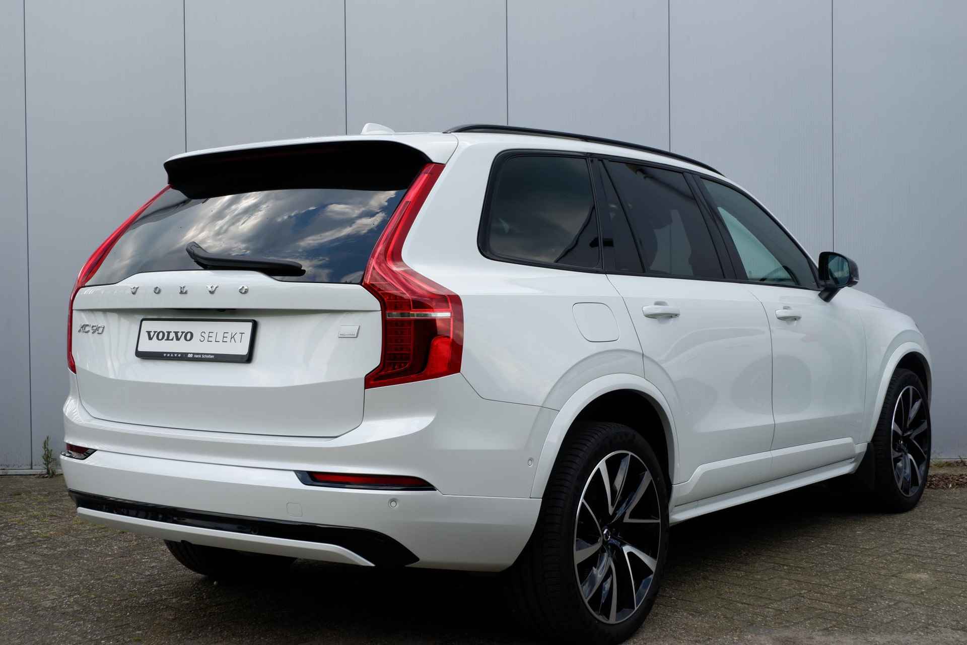 Volvo XC90 T8 Recharge AWD AUT8 455PK Dark Ultimate Long Range, Elektrisch bedienbaar glazen panoramisch schuif-/kanteldak, Luchtvering met Four-C settings, Trekhaak semi elektrisch inklapbaar, Adaptieve Cruise Control met Pilot Assist, BLIS dodehoekdetectie, 360 graden rondomzicht camera, Harman Kardon premium audio, Google Maps & Infotainment - 3/30