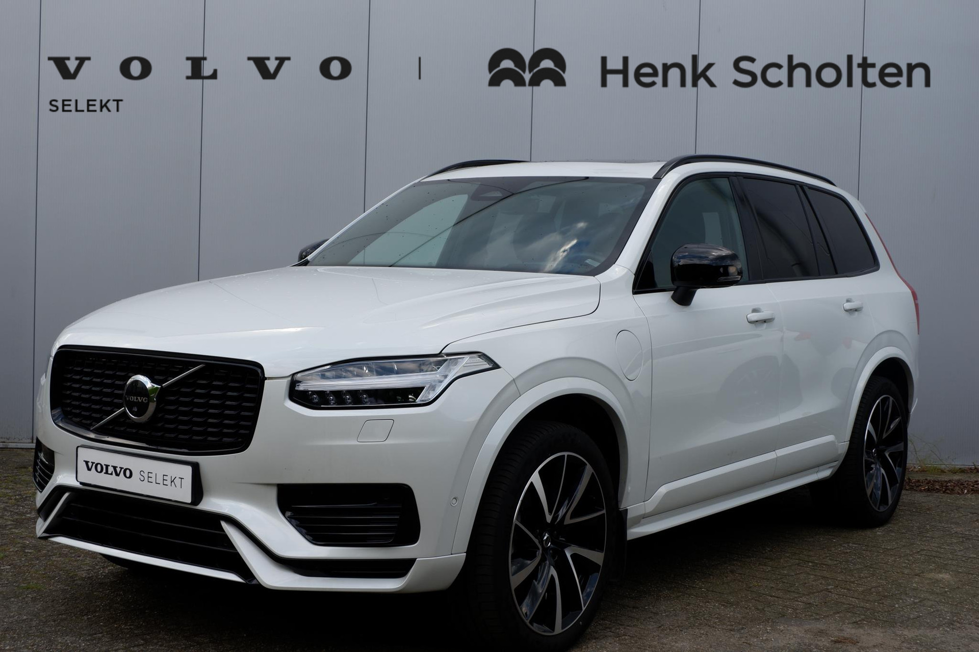 Volvo XC90 T8 Recharge AWD AUT8 455PK Dark Ultimate Long Range, Elektrisch bedienbaar glazen panoramisch schuif-/kanteldak, Luchtvering met Four-C settings, Trekhaak semi elektrisch inklapbaar, Adaptieve Cruise Control met Pilot Assist, BLIS dodehoekdetectie, 360 graden rondomzicht camera, Harman Kardon premium audio, Google Maps & Infotainment