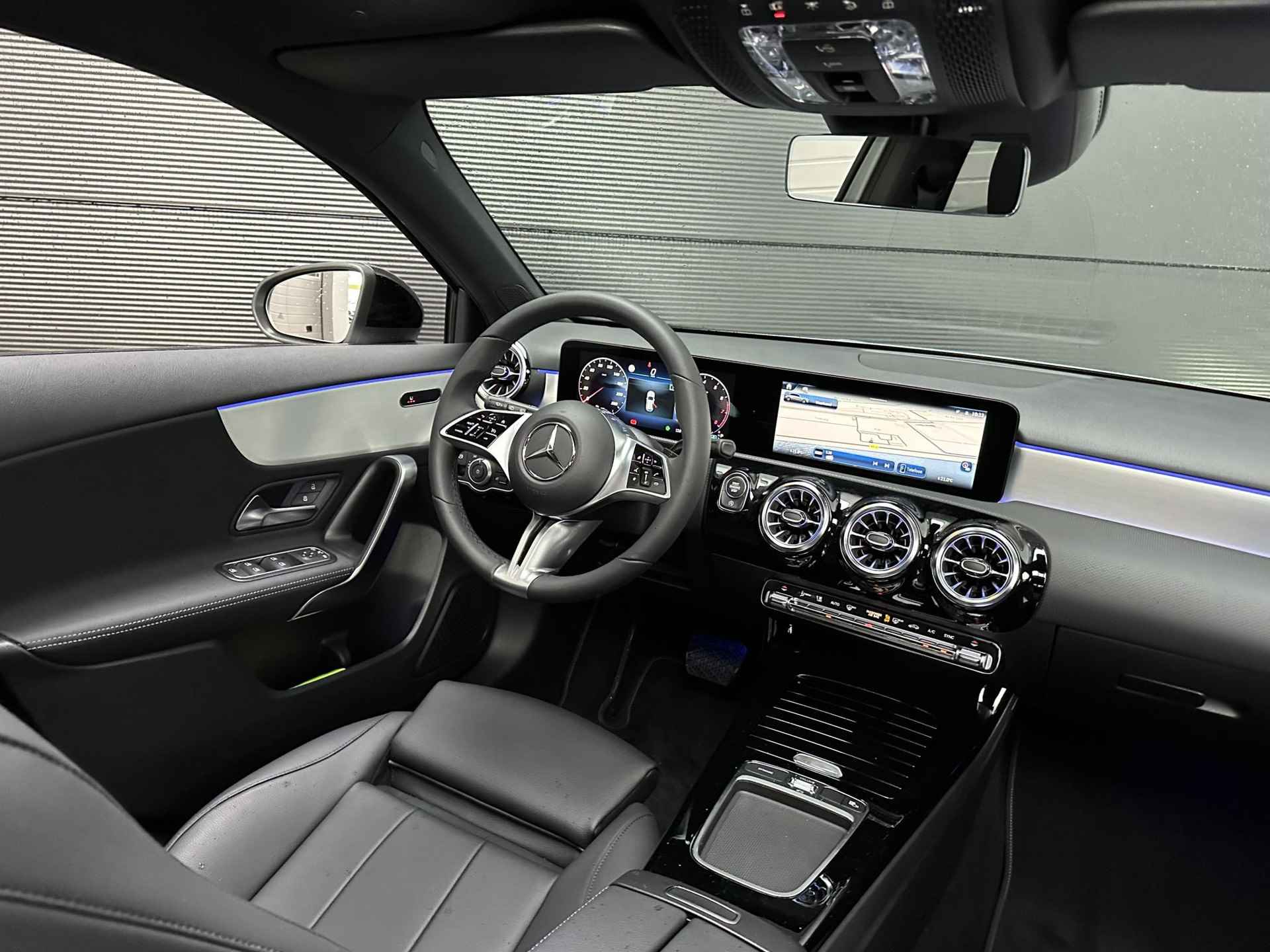 Mercedes-Benz A-klasse 200 Luxury Line | Nightpakket | Panoramaschuifdak | Achteruitrijcamera | Sfeerverlichting | Stoelverwarming | Multibeam LED | Trekhaak | Dodehoekassistent | Apple & Android Carplay - 3/10