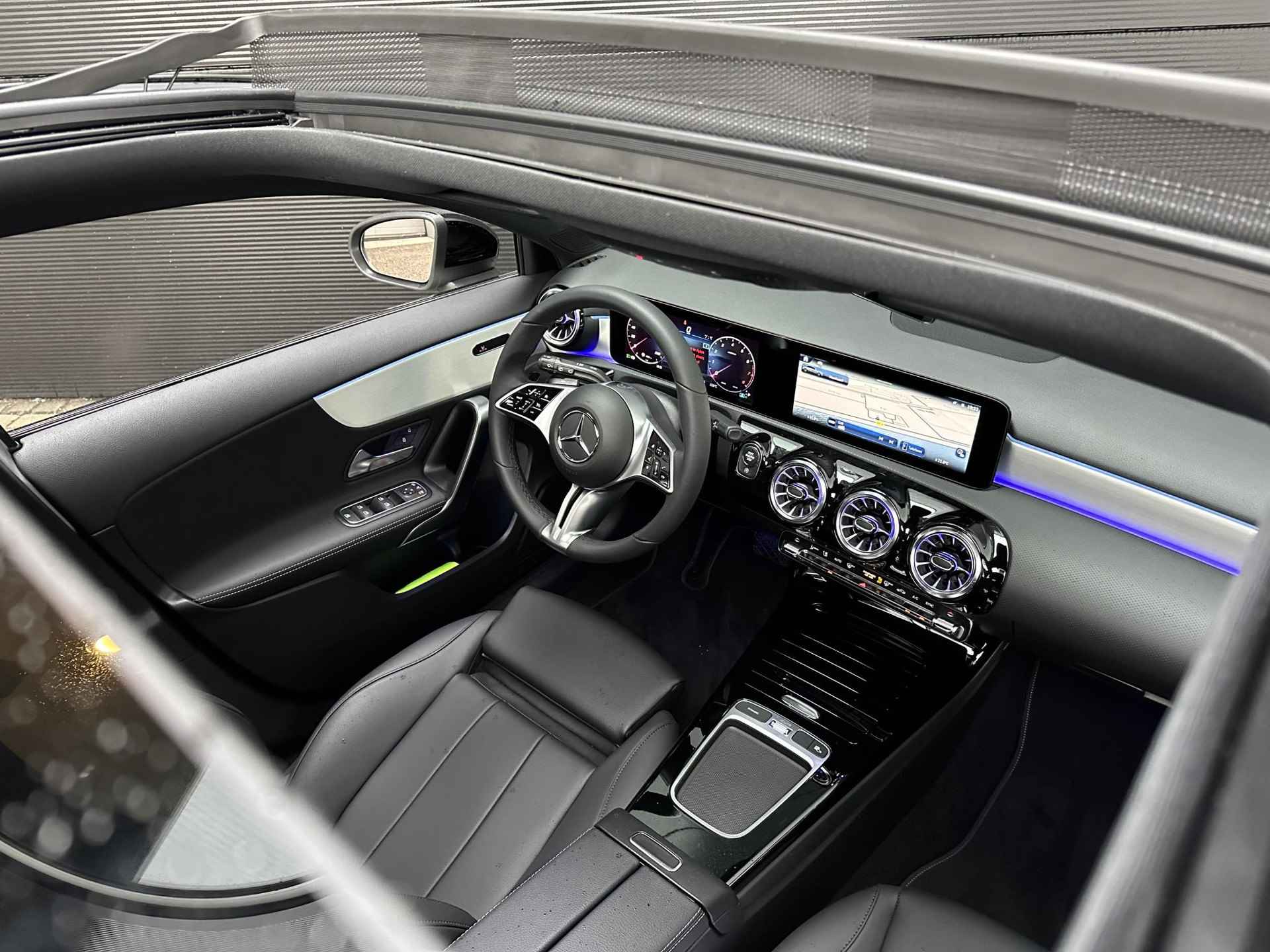 Mercedes-Benz A-klasse 200 Luxury Line | Nightpakket | Panoramaschuifdak | Achteruitrijcamera | Sfeerverlichting | Stoelverwarming | Multibeam LED | Trekhaak | Dodehoekassistent | Apple & Android Carplay - 4/10