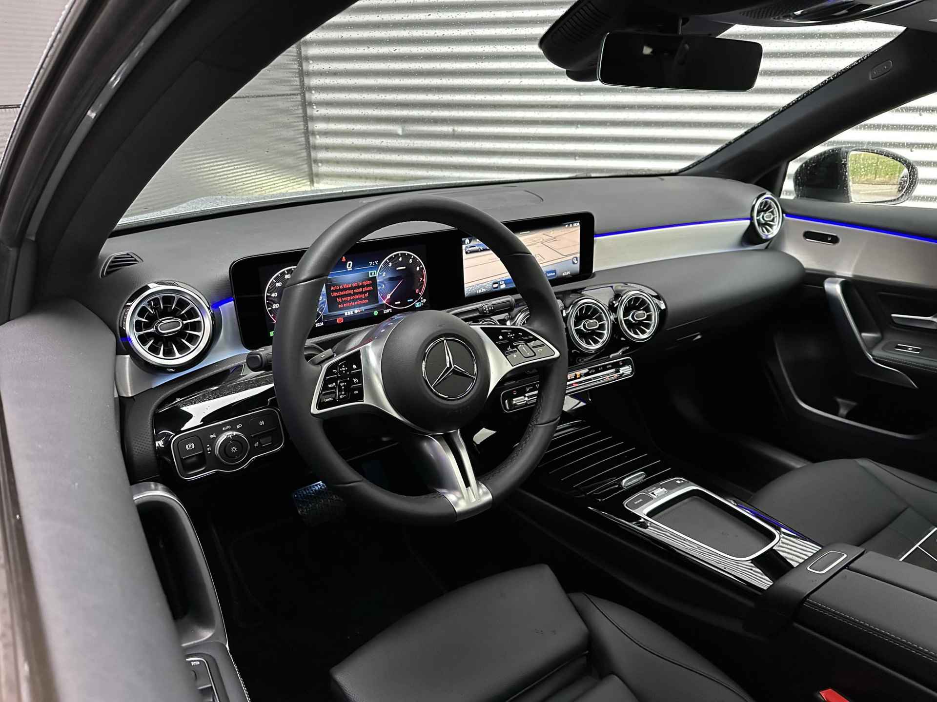 Mercedes-Benz A-klasse 200 Luxury Line | Nightpakket | Panoramaschuifdak | Achteruitrijcamera | Sfeerverlichting | Stoelverwarming | Multibeam LED | Trekhaak | Dodehoekassistent | Apple & Android Carplay - 8/10