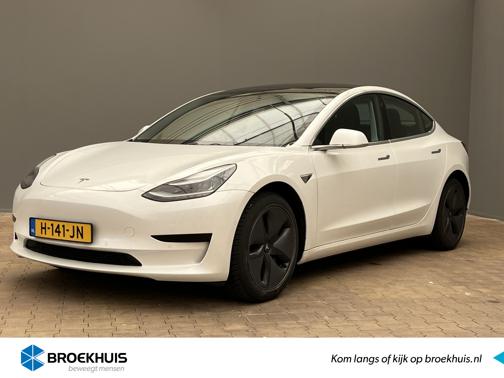 Tesla Model 3 Standard RWD Plus 60 kWh | Panoramadak | Camera | Autopilot | Clima | Cruise | Carplay | Lichtmetaal | Dode hoek | Stoelverwarming | Navigatie bij viaBOVAG.nl
