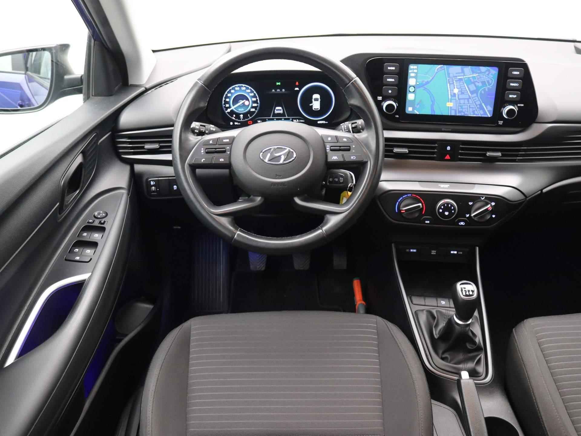 Hyundai i20 1.2 MPI Comfort / Navigatie middels Apple CarPlay & Android Auto / Airco / Cruise Control / Bluetooth / LMV / Parkeersensoren achter / Two-Tone Zwart dak / - 2/65