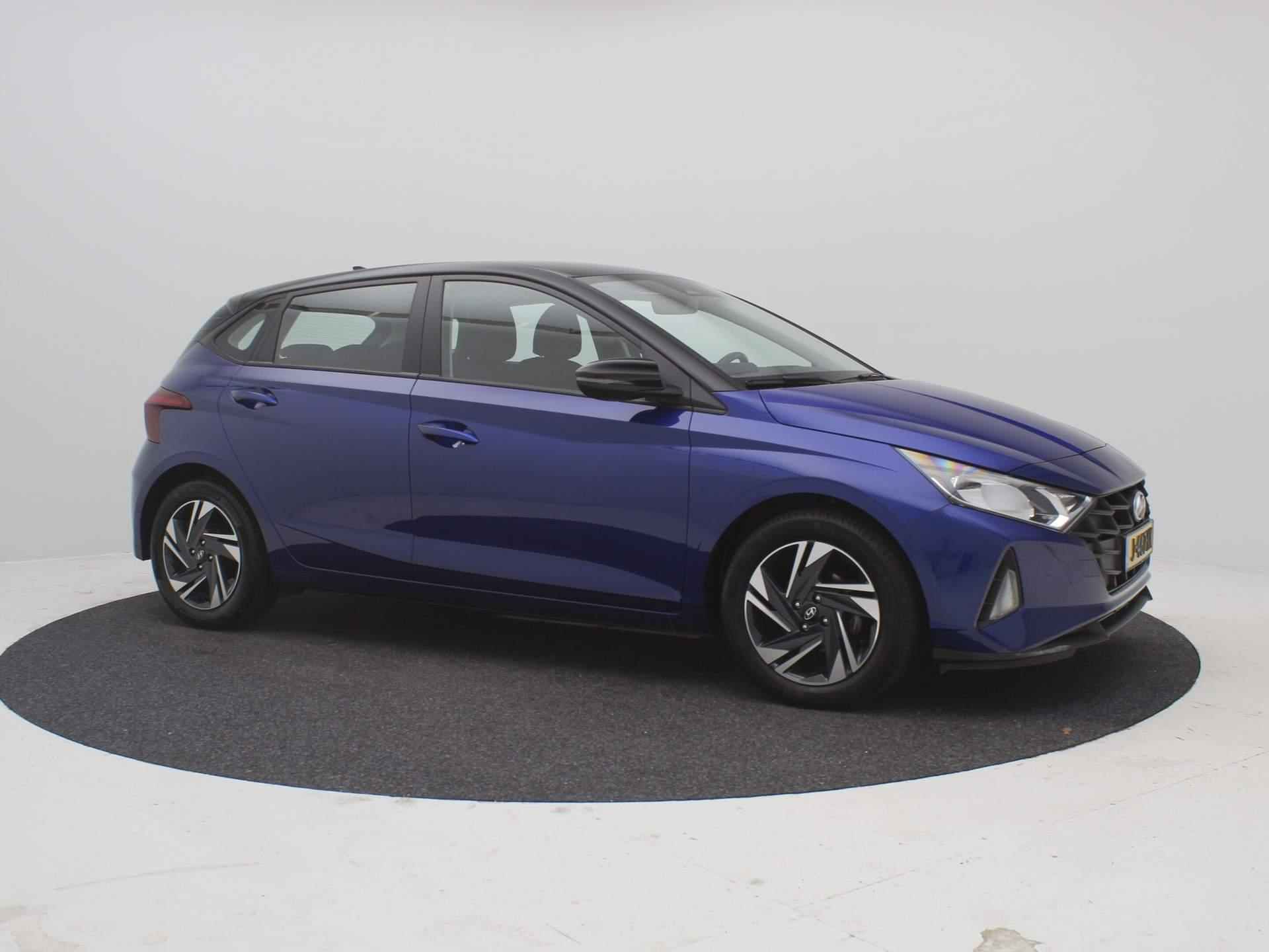 Hyundai i20 1.2 MPI Comfort / Navigatie middels Apple CarPlay & Android Auto / Airco / Cruise Control / Bluetooth / LMV / Parkeersensoren achter / Two-Tone Zwart dak / - 12/65