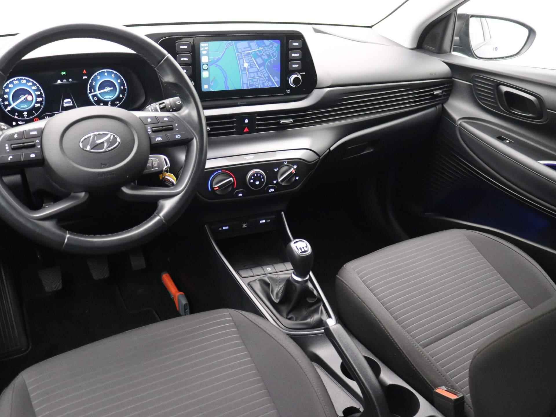 Hyundai i20 1.2 MPI Comfort / Navigatie middels Apple CarPlay & Android Auto / Airco / Cruise Control / Bluetooth / LMV / Parkeersensoren achter / Two-Tone Zwart dak / - 14/65