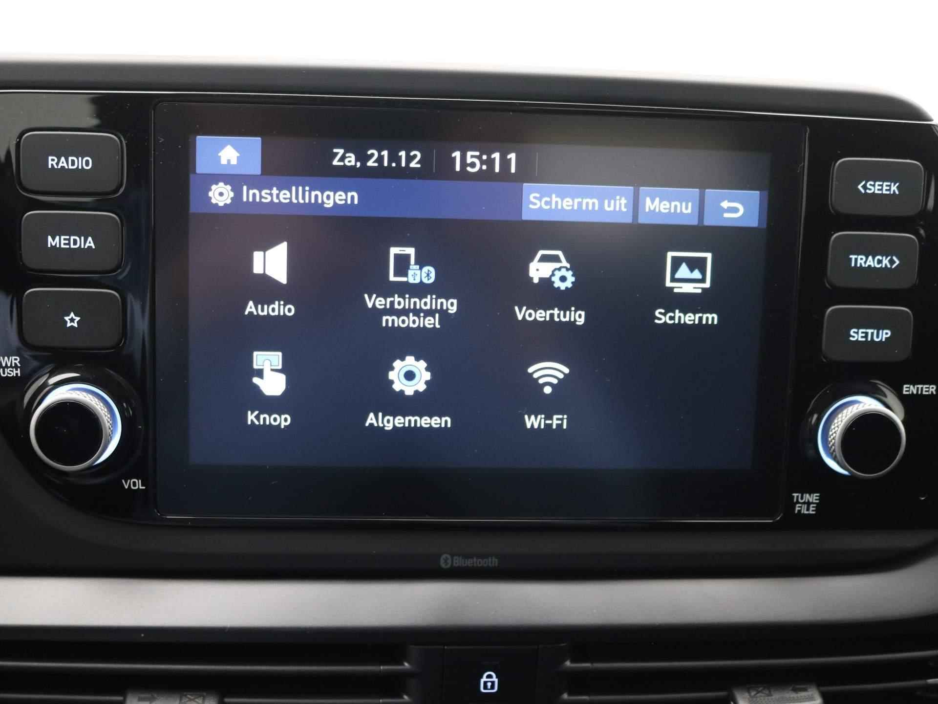 Hyundai i20 1.2 MPI Comfort / Navigatie middels Apple CarPlay & Android Auto / Airco / Cruise Control / Bluetooth / LMV / Parkeersensoren achter / Two-Tone Zwart dak / - 48/65