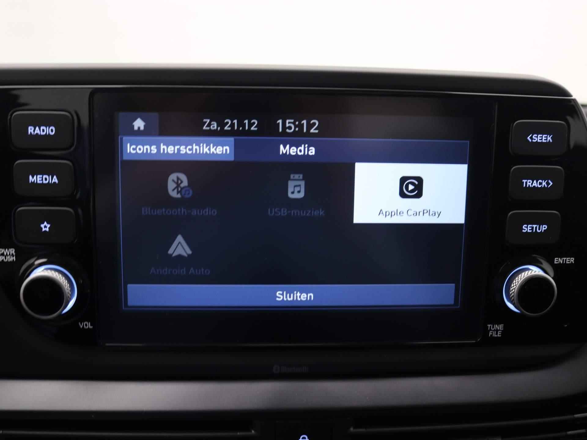 Hyundai i20 1.2 MPI Comfort / Navigatie middels Apple CarPlay & Android Auto / Airco / Cruise Control / Bluetooth / LMV / Parkeersensoren achter / Two-Tone Zwart dak / - 54/65