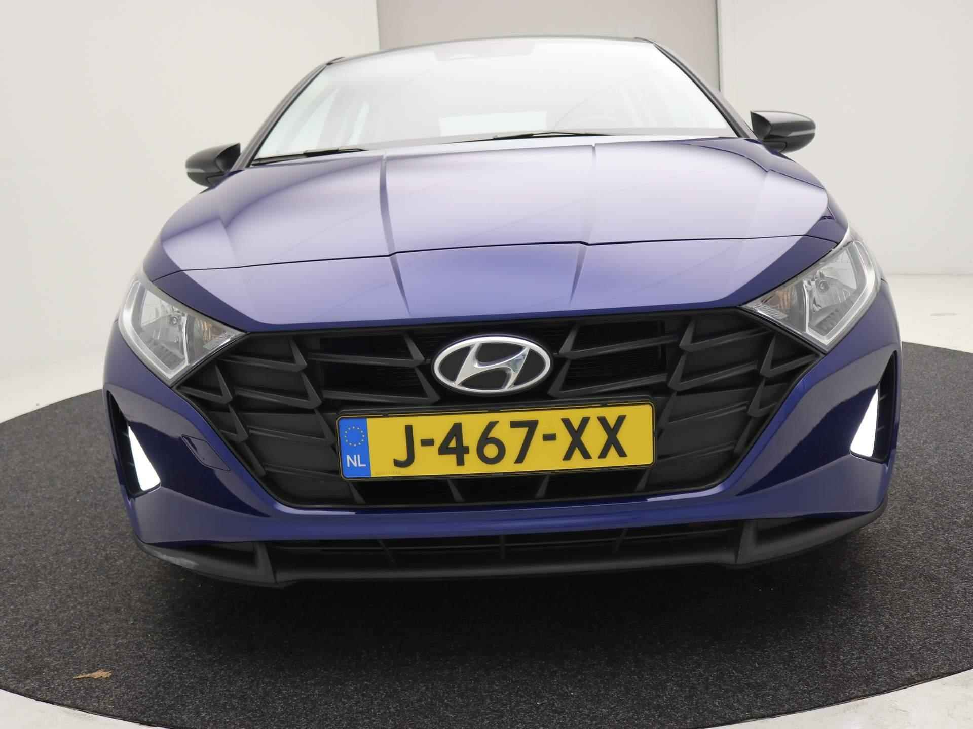 Hyundai i20 1.2 MPI Comfort / Navigatie middels Apple CarPlay & Android Auto / Airco / Cruise Control / Bluetooth / LMV / Parkeersensoren achter / Two-Tone Zwart dak / - 55/65