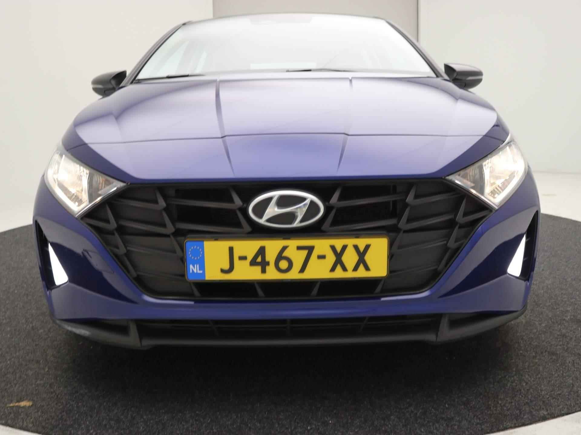 Hyundai i20 1.2 MPI Comfort / Navigatie middels Apple CarPlay & Android Auto / Airco / Cruise Control / Bluetooth / LMV / Parkeersensoren achter / Two-Tone Zwart dak / - 56/65