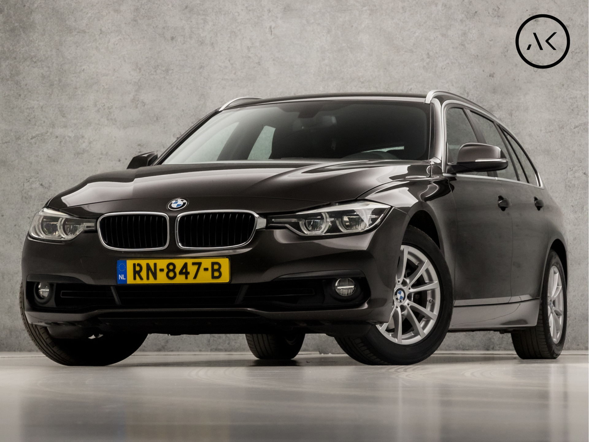 BMW 3 Serie Touring 318i Sportline Automaat (NAVIGATIE, ZWARTE HEMEL, SPORTSTOELEN, LED KOPLAMPEN, ACHTERKLEP ELEKTRISCH, PARKEERSENSOREN, CRUISE, DAB+, NIEUWSTAAT)