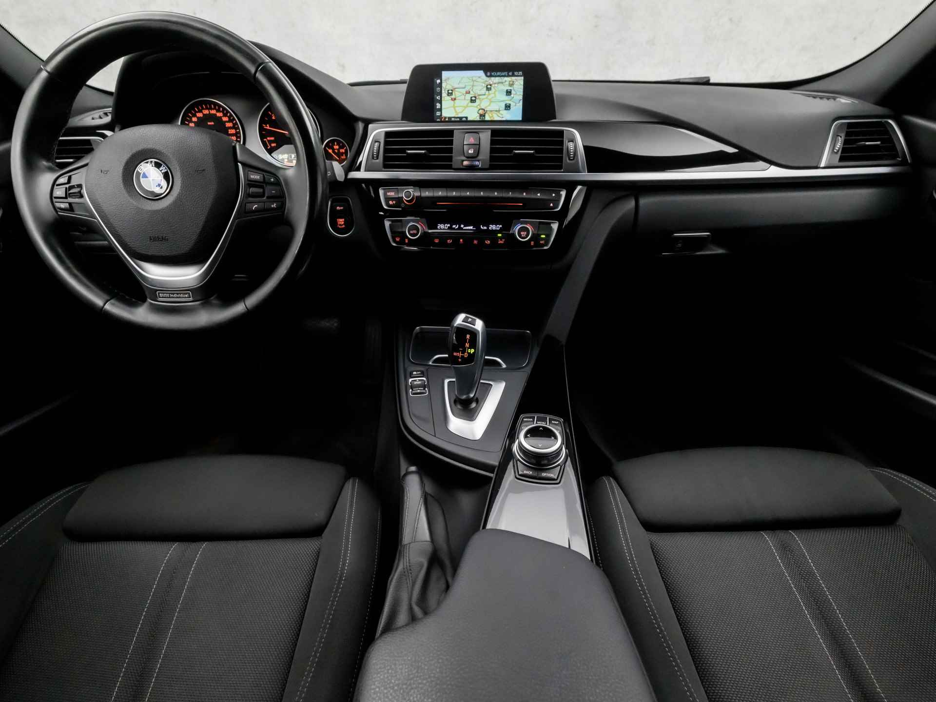 BMW 3 Serie Touring 318i Sportline Automaat (NAVIGATIE, ZWARTE HEMEL, SPORTSTOELEN, LED KOPLAMPEN, ACHTERKLEP ELEKTRISCH, PARKEERSENSOREN, CRUISE, DAB+, NIEUWSTAAT) - 6/35