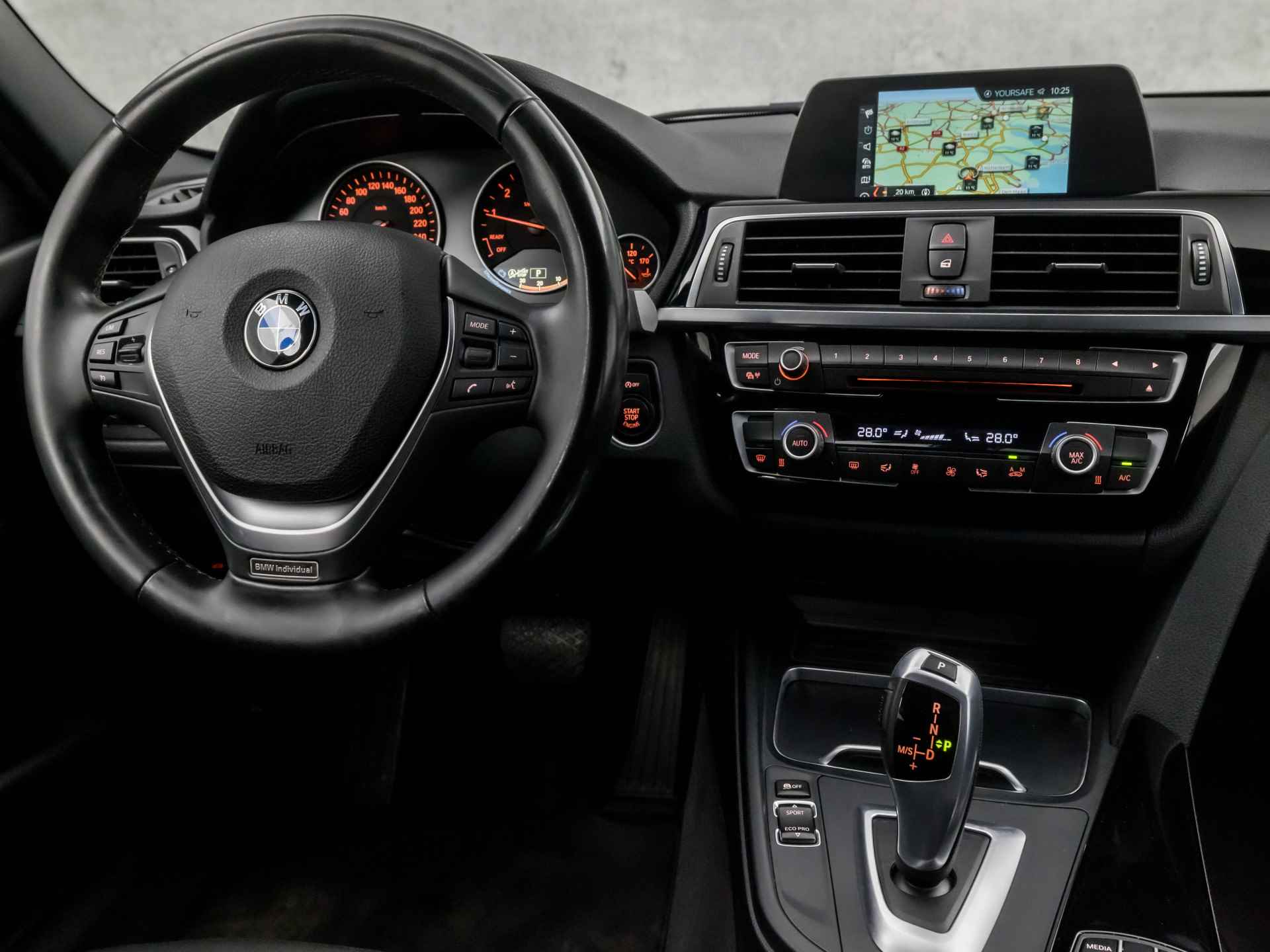 BMW 3 Serie Touring 318i Sportline Automaat (NAVIGATIE, ZWARTE HEMEL, SPORTSTOELEN, LED KOPLAMPEN, ACHTERKLEP ELEKTRISCH, PARKEERSENSOREN, CRUISE, DAB+, NIEUWSTAAT) - 7/35