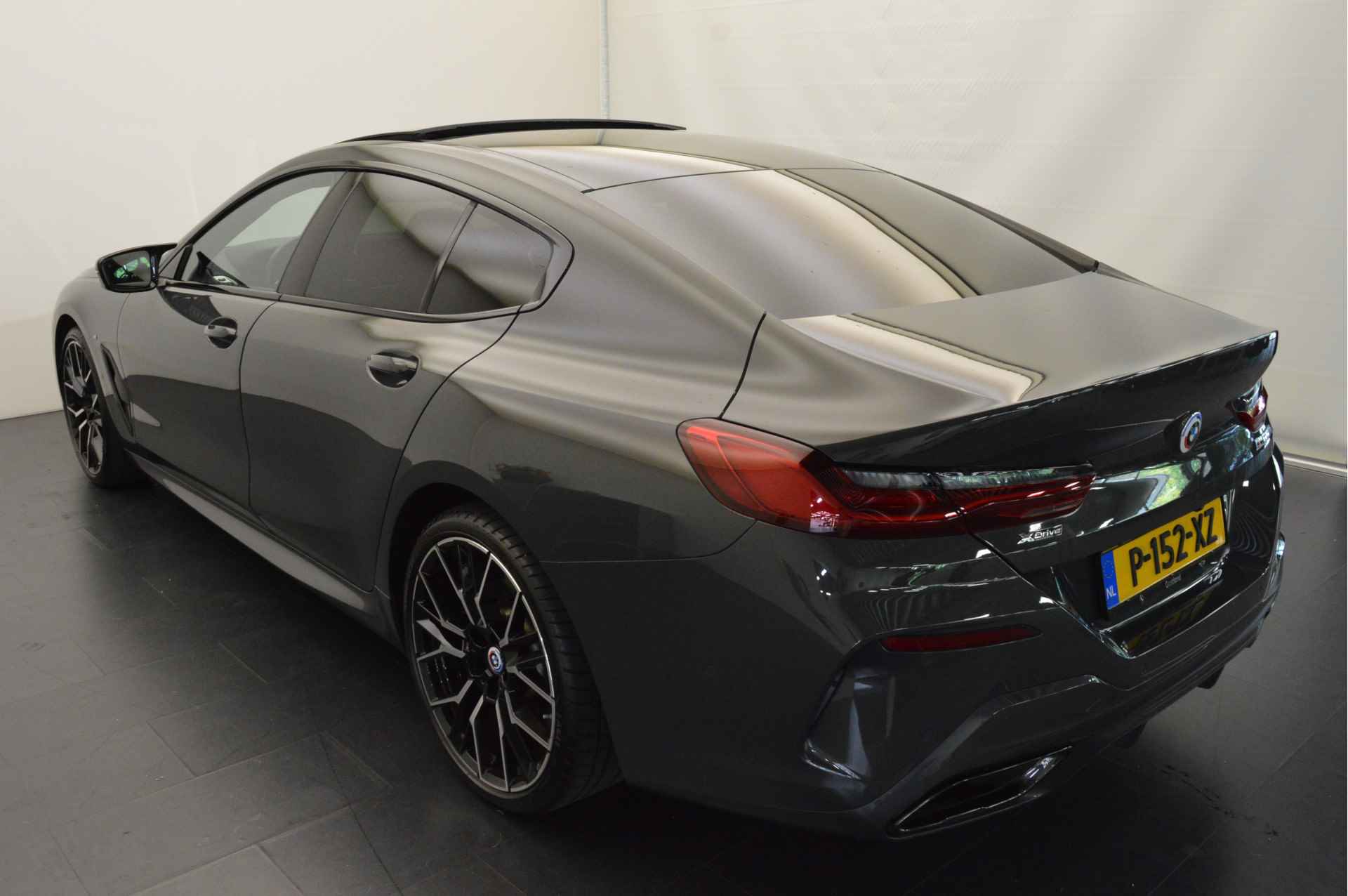 BMW 8 Serie Gran Coupé M850i xDrive High Executive Automaat / BMW M 50 Jahre uitvoering / Panoramadak / Laserlight / Bowers & Wilkins / Adaptief M Onderstel Professional / Stoelventilatie - 9/25