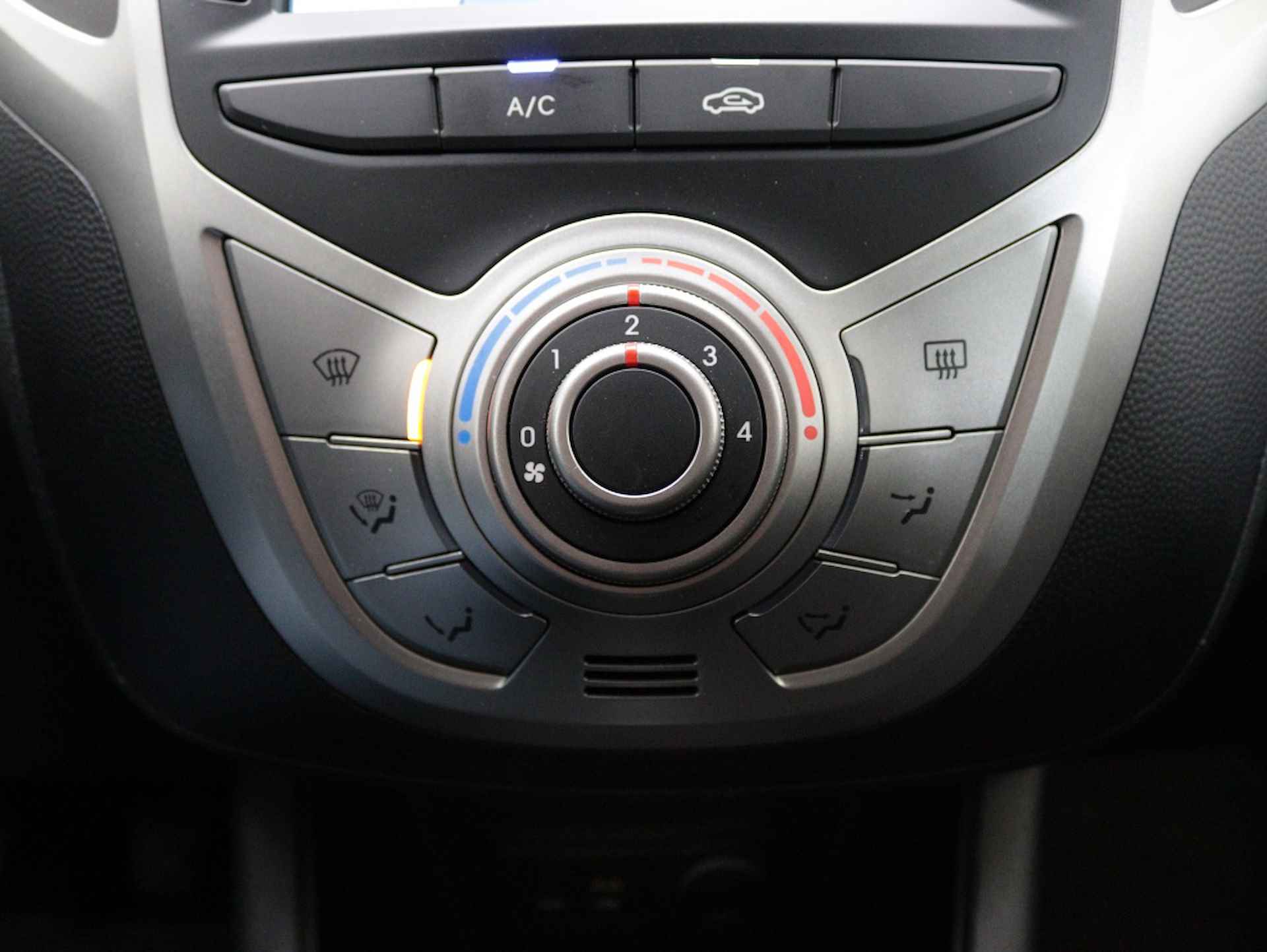 Hyundai ix20 1.4i Go! | Navigatie | Hoog zitter | Achteruitrij Camera | - 31/38