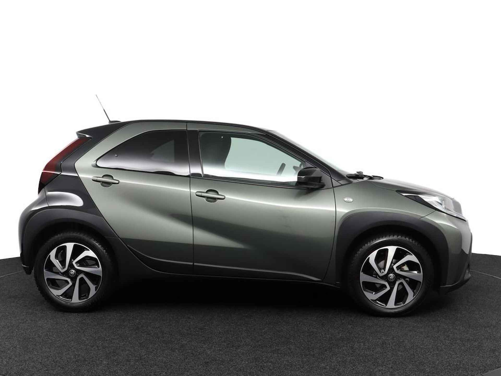 Toyota Aygo X 1.0 VVT-i MT Pulse | Stoelverwarming | Adaptive Cruise Control | All Seasonbanden | Apple Carplay/Android Auto | - 13/43