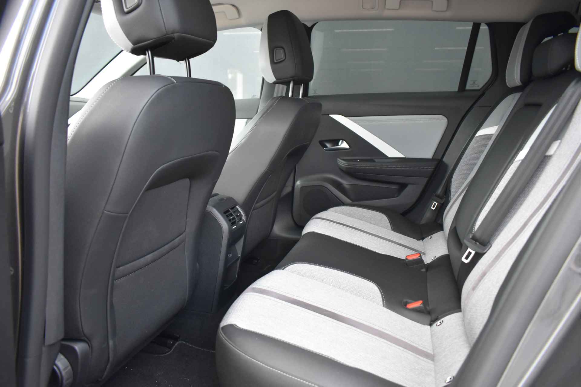 Opel Astra Sports Tourer PHEV 1.6 Turbo Plug-in Hybrid Business Elegance 180pk Automaat | Navigatie Pro | AGR-Comfortstoelen | Dodehoek-Det - 12/63
