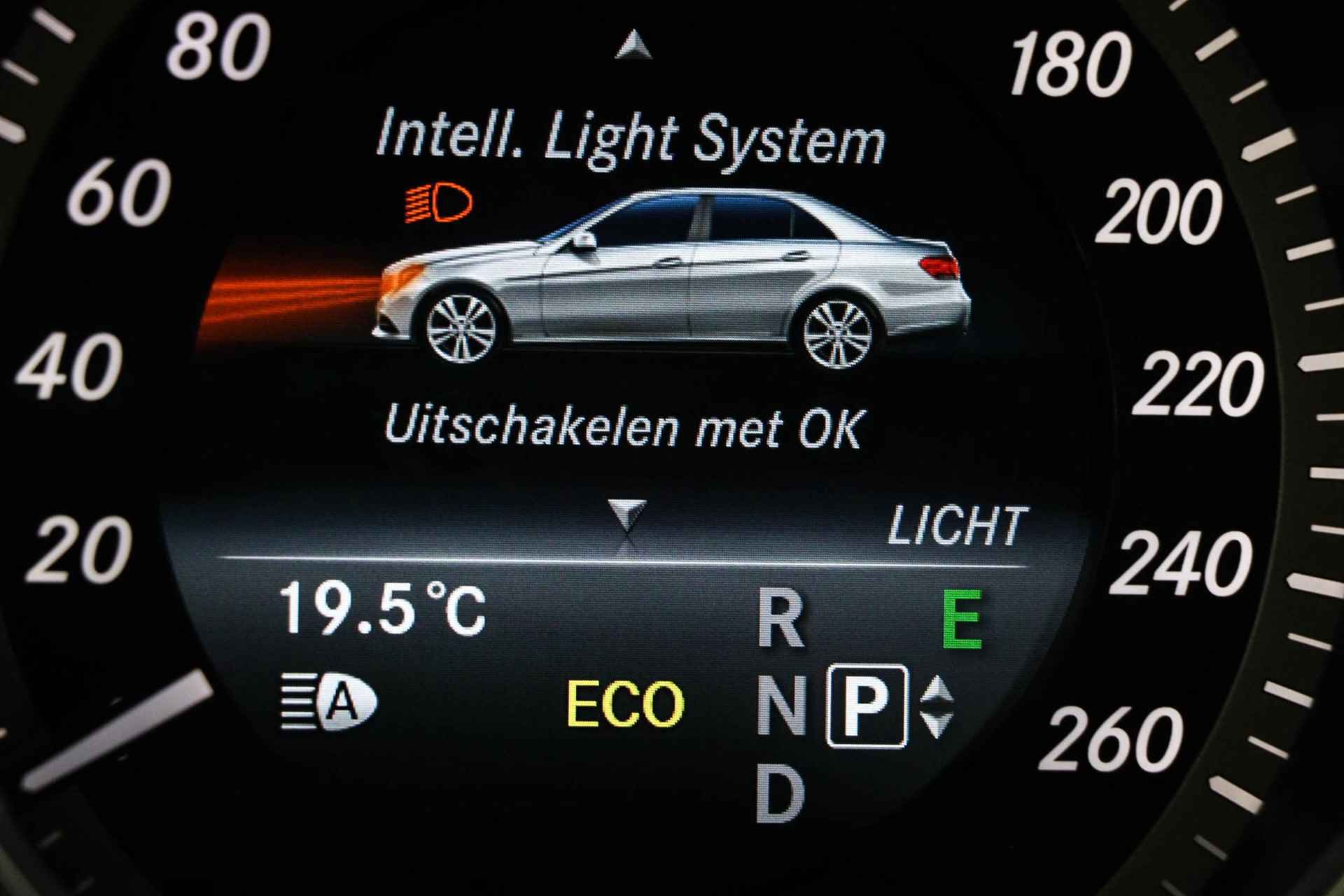 Mercedes-Benz E-klasse 200 Ambition Avantgarde | LED | HOUTAFWERKING | STOELVERWARMING |19" - 35/53