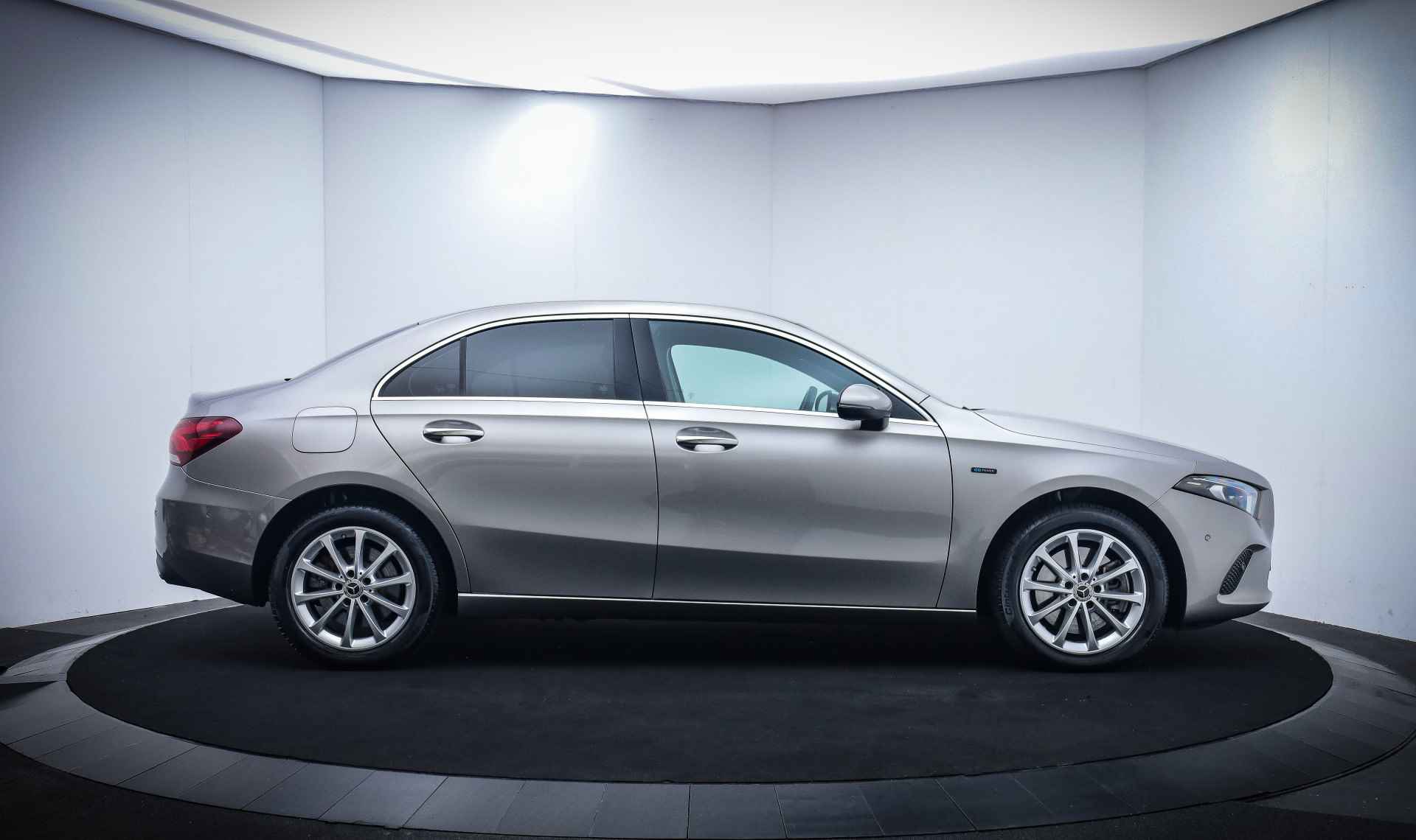 Mercedes-Benz A-Klasse 250e LUXURY LIMITED BURMESTER/ADAPTIVE CRUISE/WIDESCREEN/CAMERA/FULL LED/STOELVERW./NAVI/LMV - 4/23