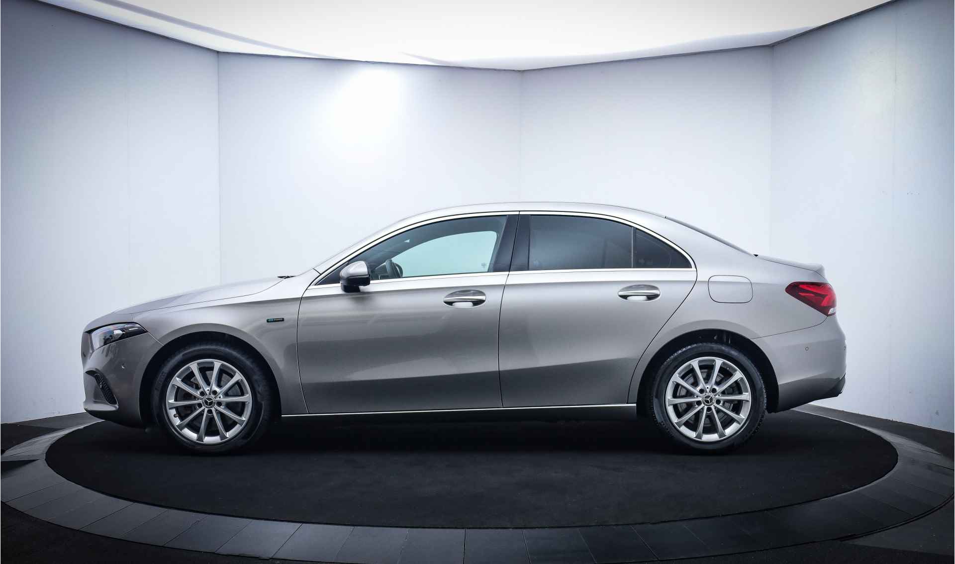 Mercedes-Benz A-Klasse 250e LUXURY LIMITED BURMESTER/ADAPTIVE CRUISE/WIDESCREEN/CAMERA/FULL LED/STOELVERW./NAVI/LMV - 11/23