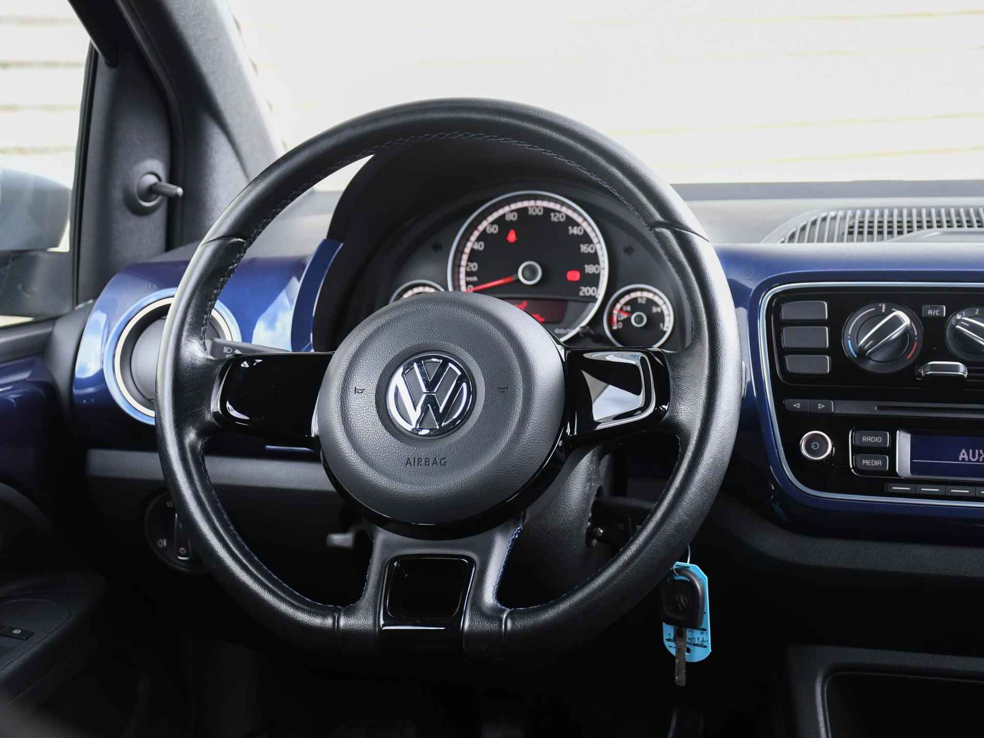 Volkswagen Up! Club Up! 1.0 BlueMotion 60pk 15''LM | RADIO | AIRCO | 70.000KM | AUX | 12 MND GARANTIE - 12/26