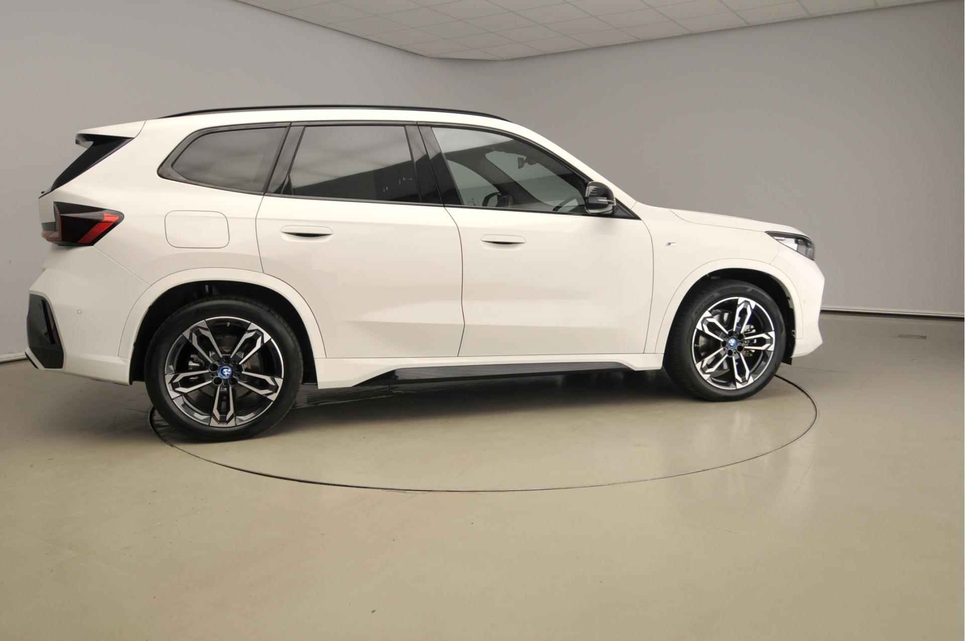 BMW iX1 xDrive30  M-Sportpakket | LED | Leder | Navigatie | Schuifdak | Sportstoelen | DAB | Harman-kardon sound | Alu 19 inch - 5/37