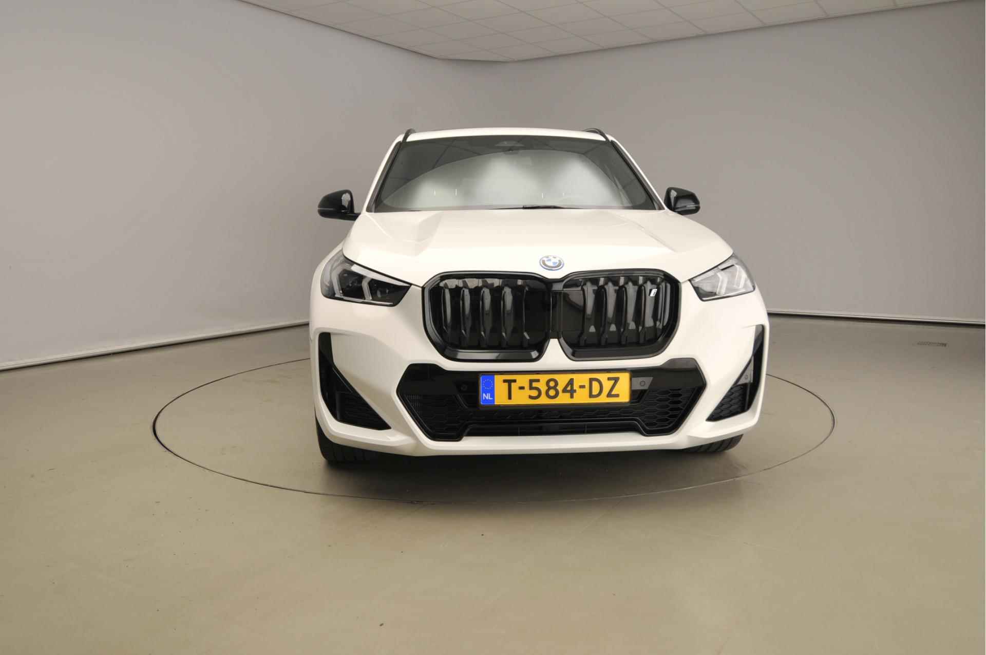 BMW iX1 xDrive30  M-Sportpakket | LED | Leder | Navigatie | Schuifdak | Sportstoelen | DAB | Harman-kardon sound | Alu 19 inch - 6/37