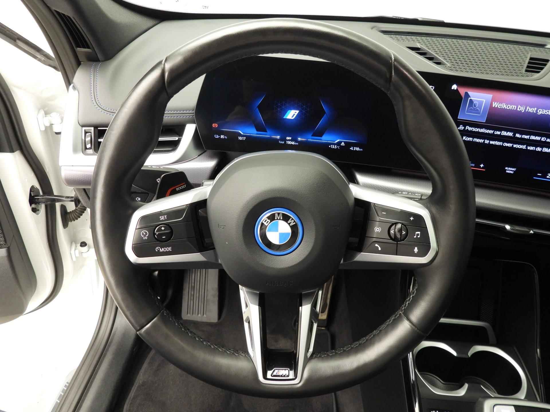 BMW iX1 xDrive30  M-Sportpakket | LED | Leder | Navigatie | Schuifdak | Sportstoelen | DAB | Harman-kardon sound | Alu 19 inch - 11/37