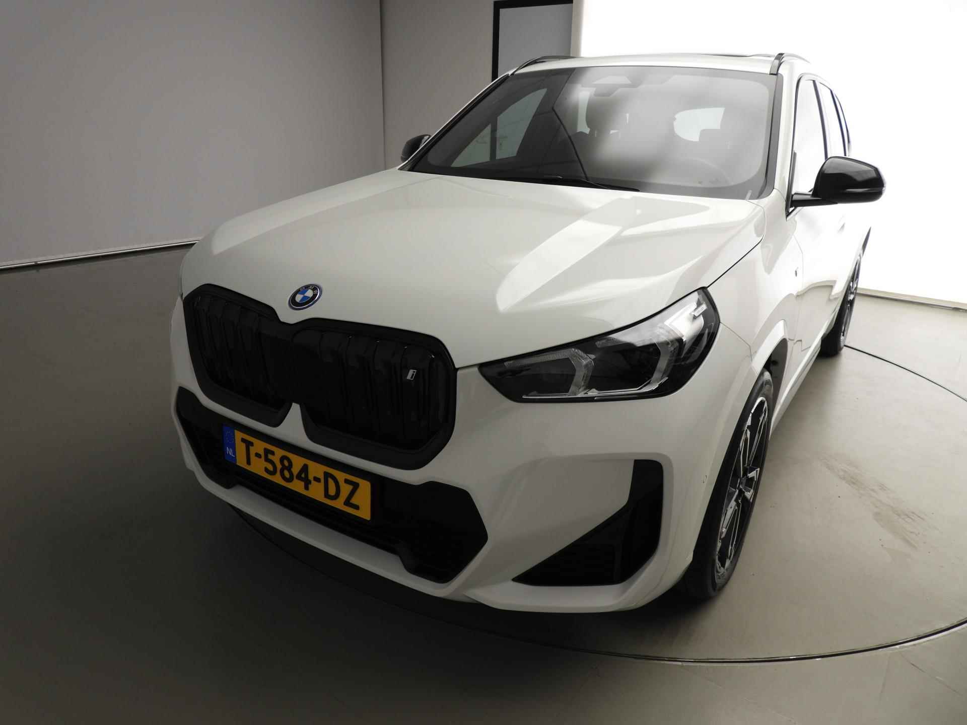 BMW iX1 xDrive30  M-Sportpakket | LED | Leder | Navigatie | Schuifdak | Sportstoelen | DAB | Harman-kardon sound | Alu 19 inch - 34/37