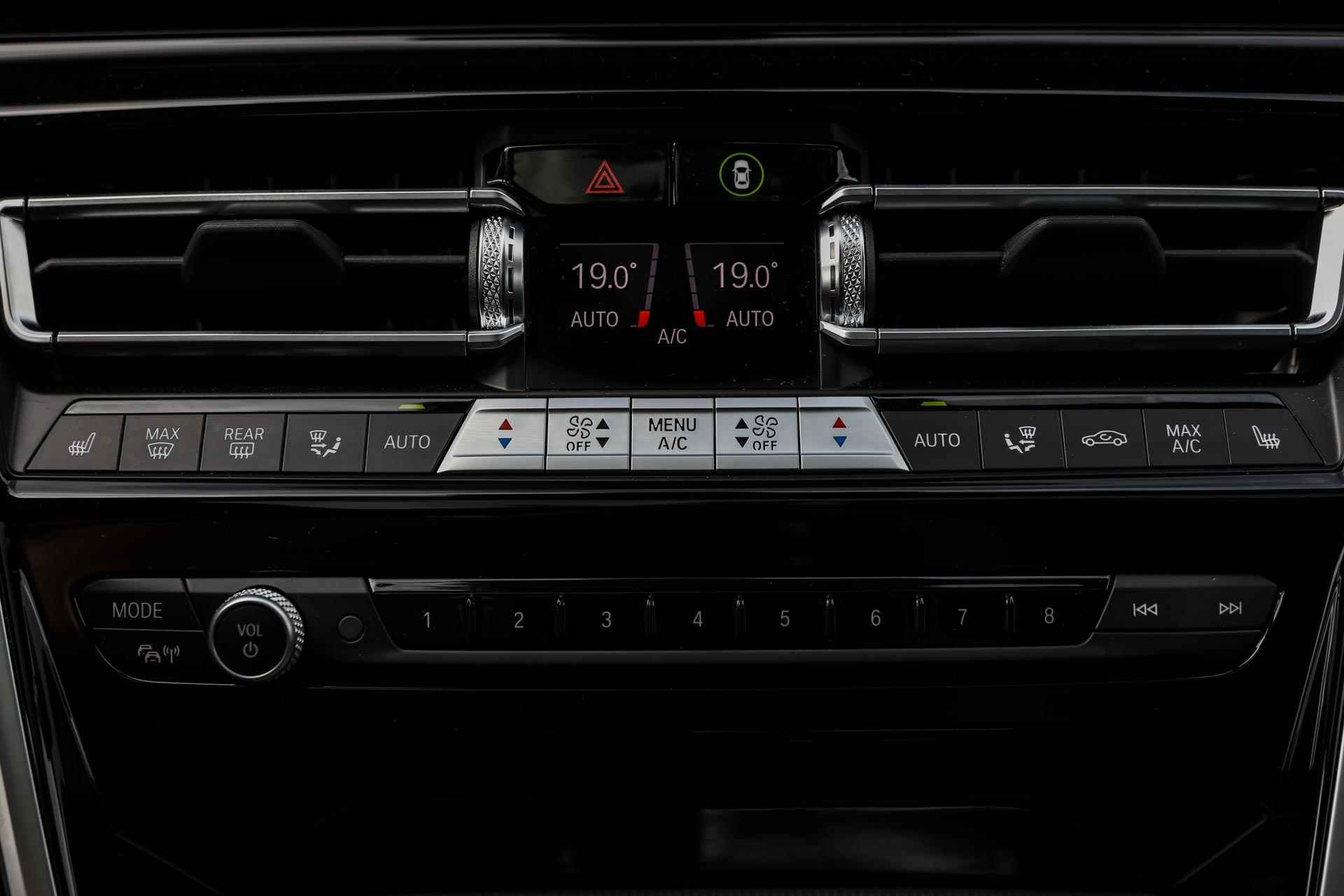 BMW 8 Serie Gran Coupé M850i xDrive High Executive Automaat / BMW M 50 Jahre uitvoering / Panoramadak / Laserlight / Driving Assistant Professional / Soft-Close / Parking Assistant Plus - 25/46