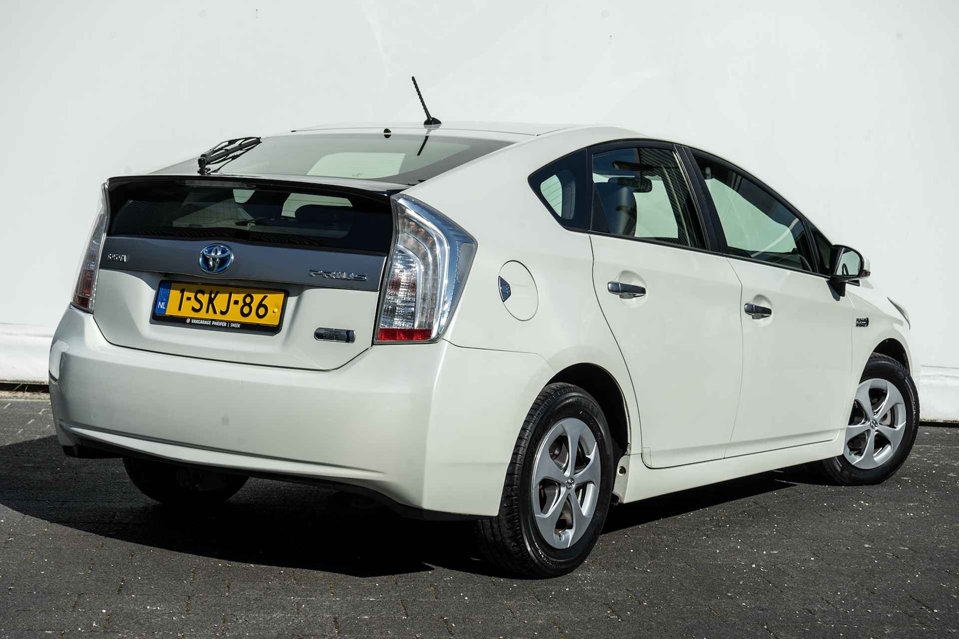 Toyota Prius 1.8 Plug-in 136pk Aspiration Navigatie/ Head up/ Camera/ Half leer/ Stoelverwarming/ Cruise control - 11/36