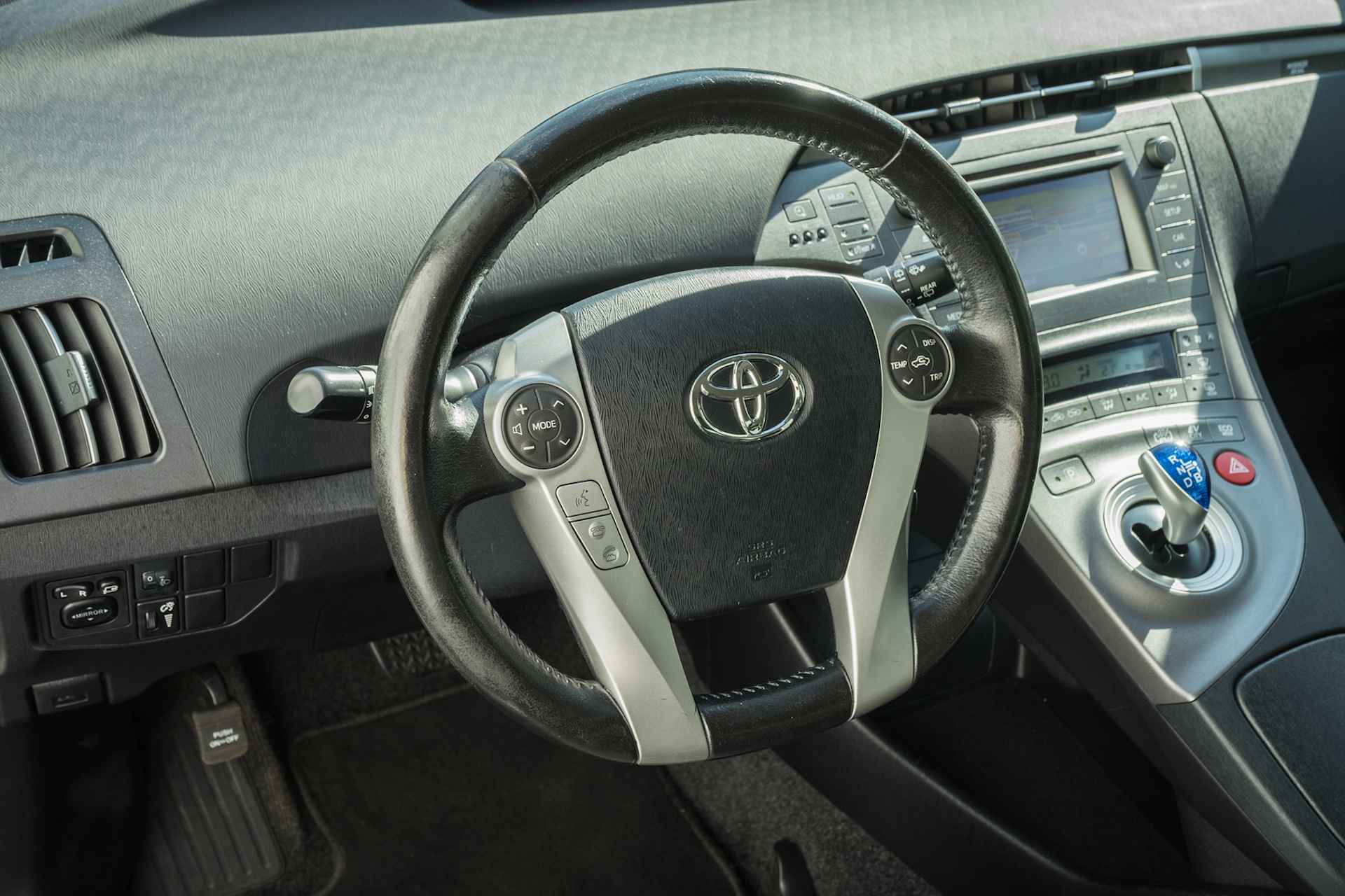 Toyota Prius 1.8 Plug-in 136pk Aspiration Navigatie/ Head up/ Camera/ Half leer/ Stoelverwarming/ Cruise control - 12/36