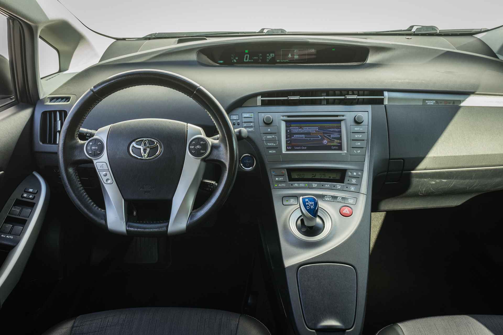 Toyota Prius 1.8 Plug-in 136pk Aspiration Navigatie/ Head up/ Camera/ Half leer/ Stoelverwarming/ Cruise control - 16/36